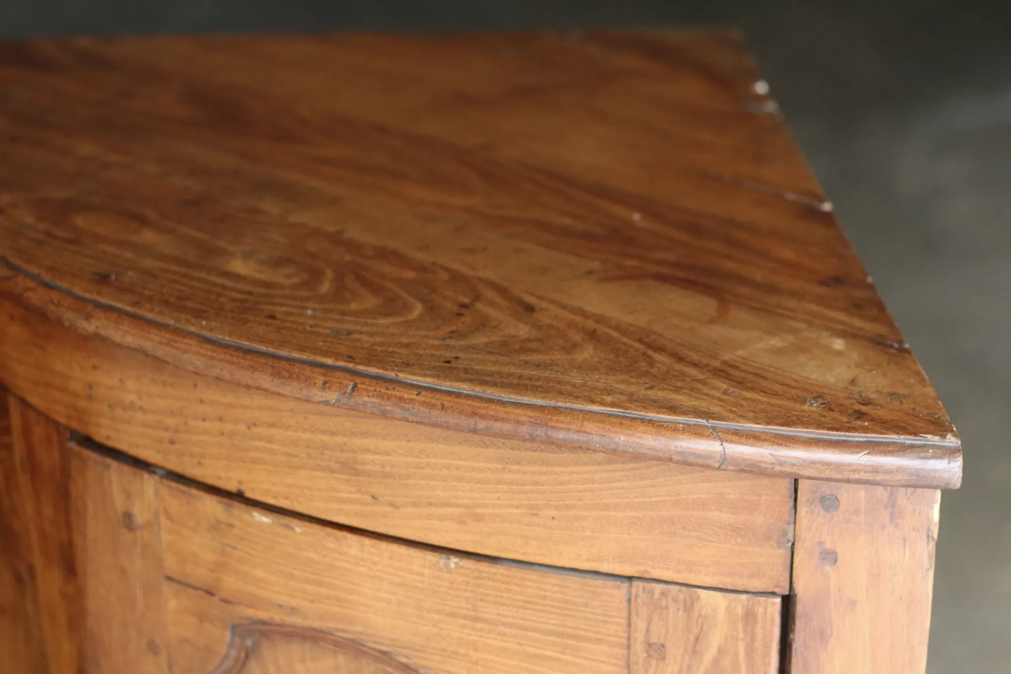 Splendid walnut corner cabinet from the early 19th century. A magnificent patina.