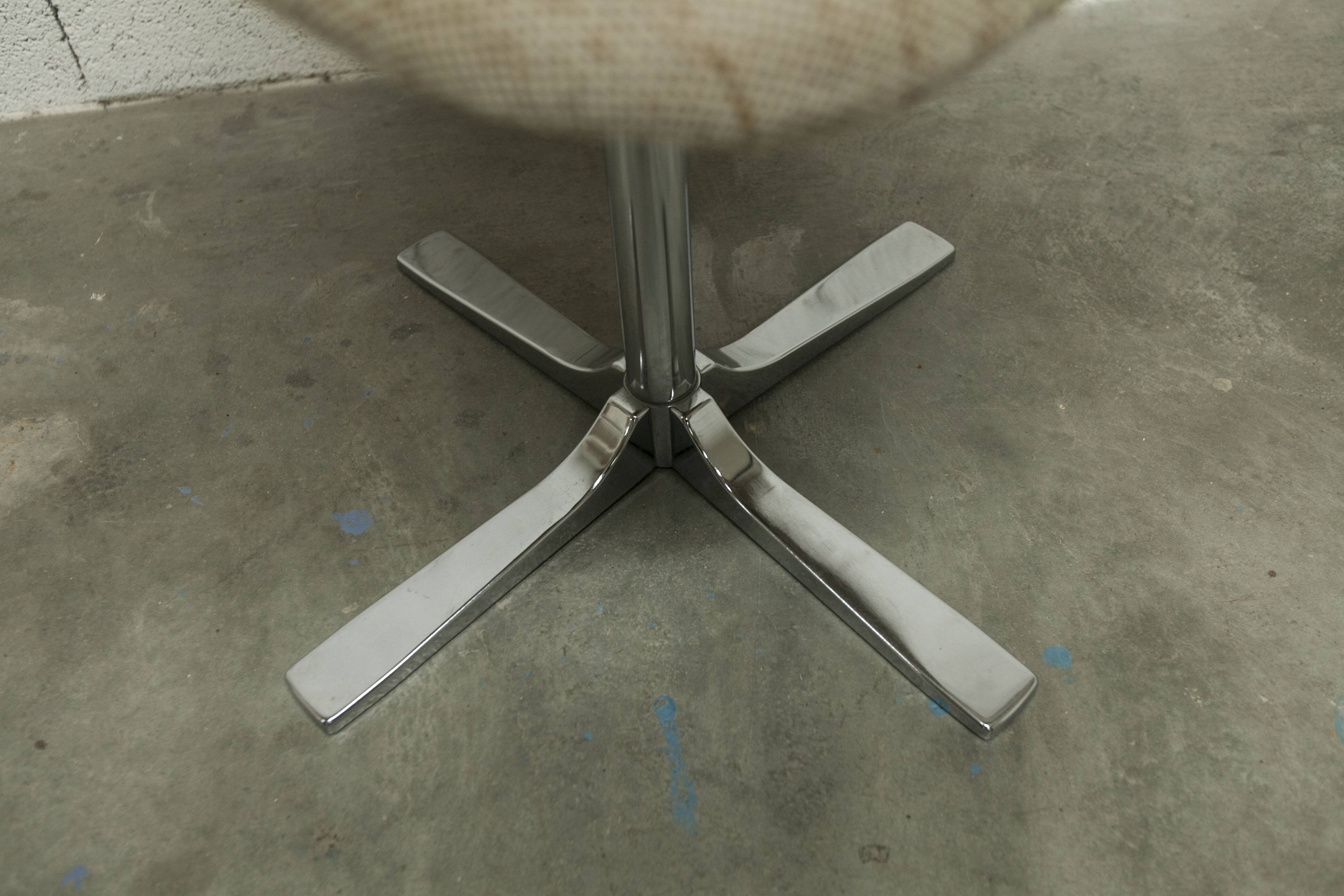 Swivel chair in chrome and clean, sturdy patterned fabric from the 1970s.