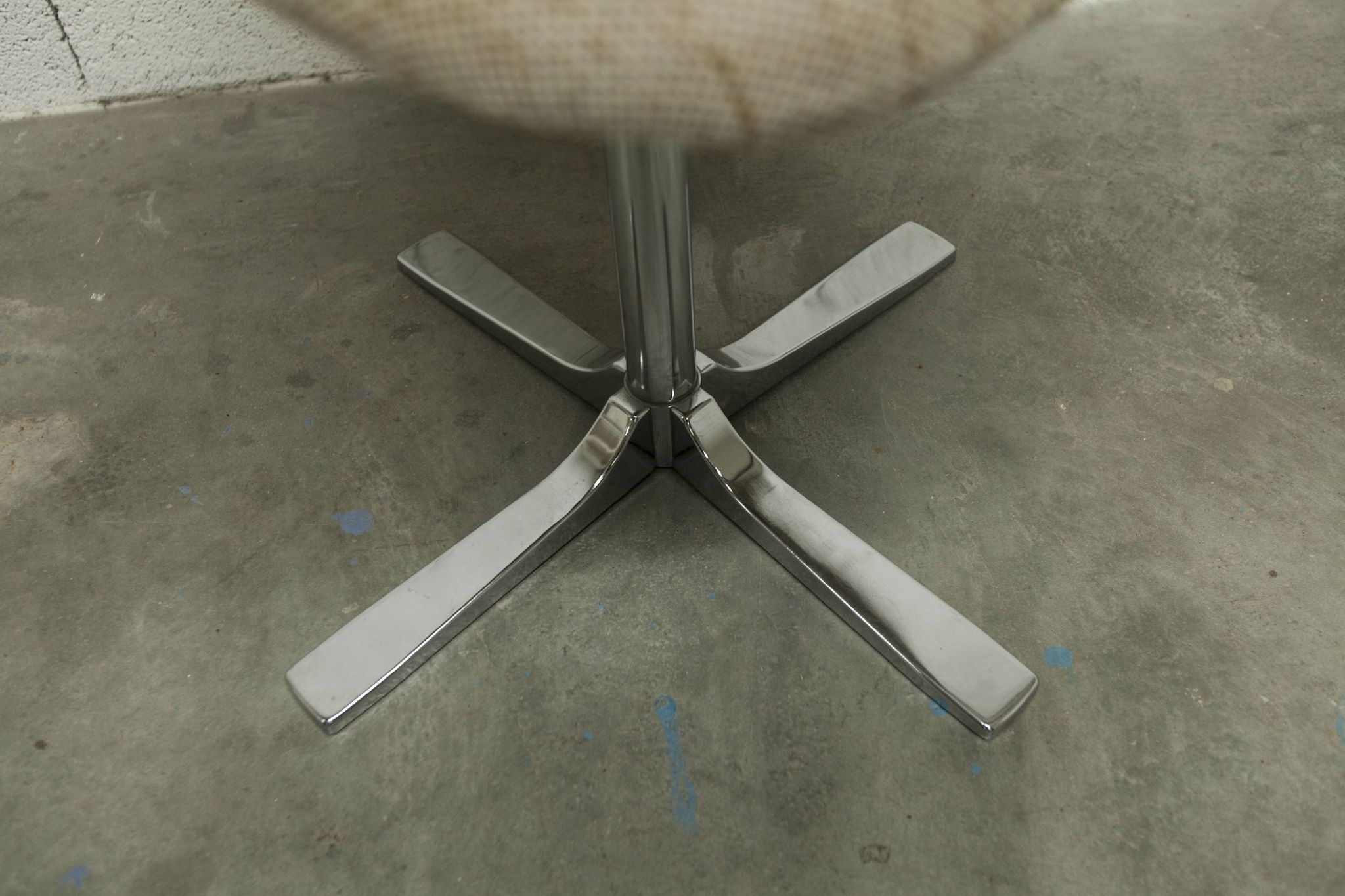 Chaise pivotante chrome et tissu chiné propre et solide 1970