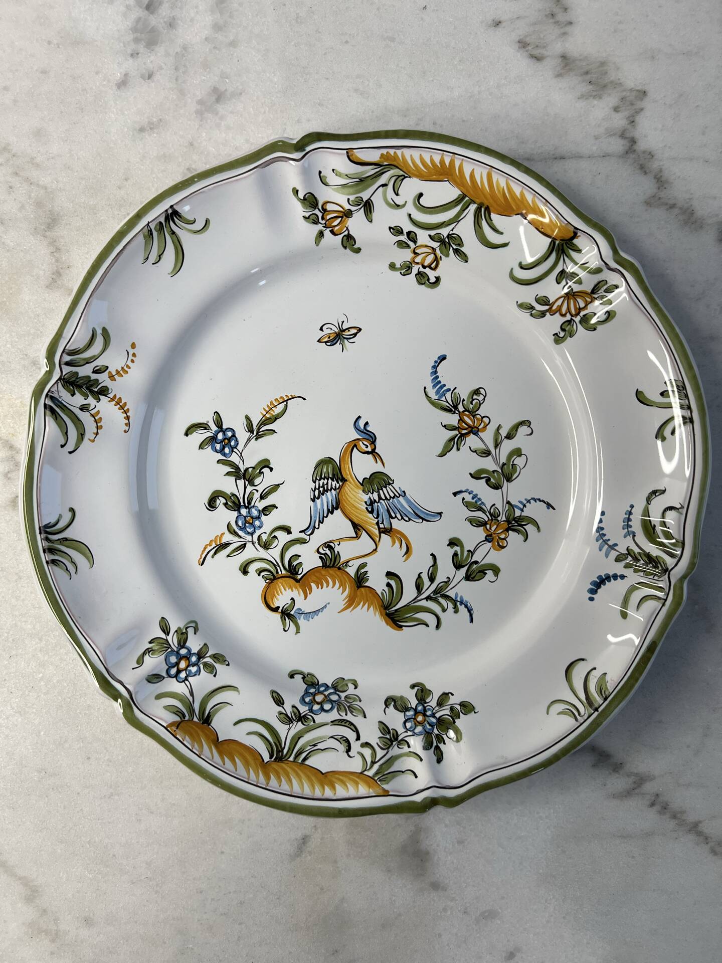 Assiette en faïence de Moustiers décor oiseau et fleurs 25cm