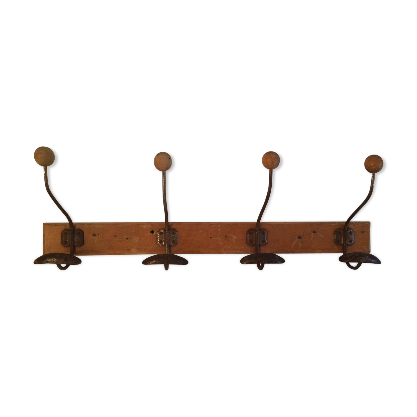 4 hooks, metal and logs of wood