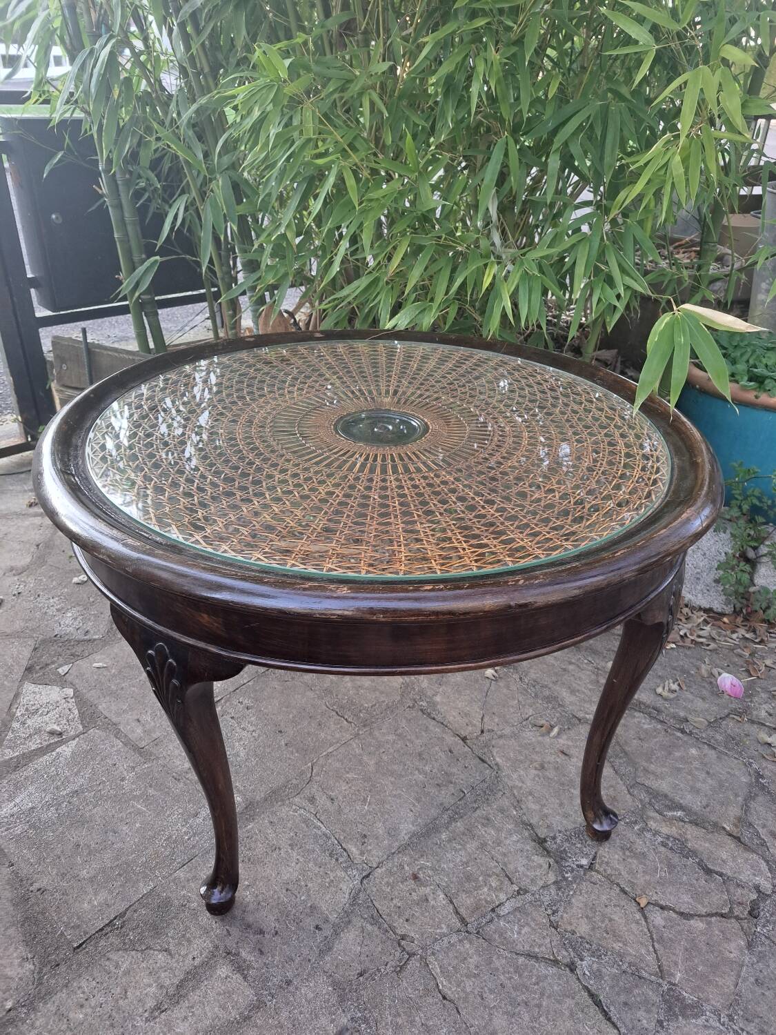 Low pedestal table
