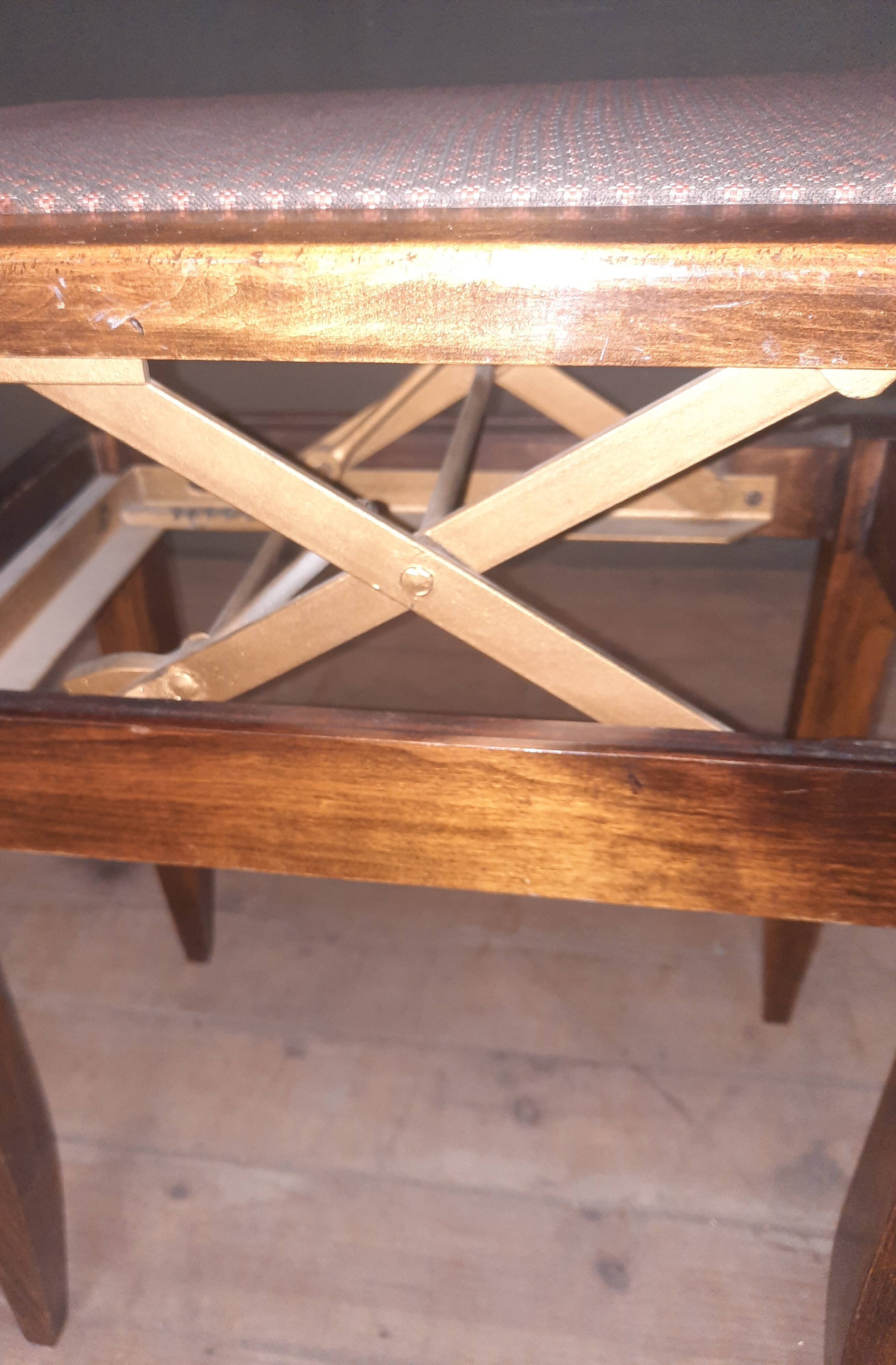 Adjustable height piano stool