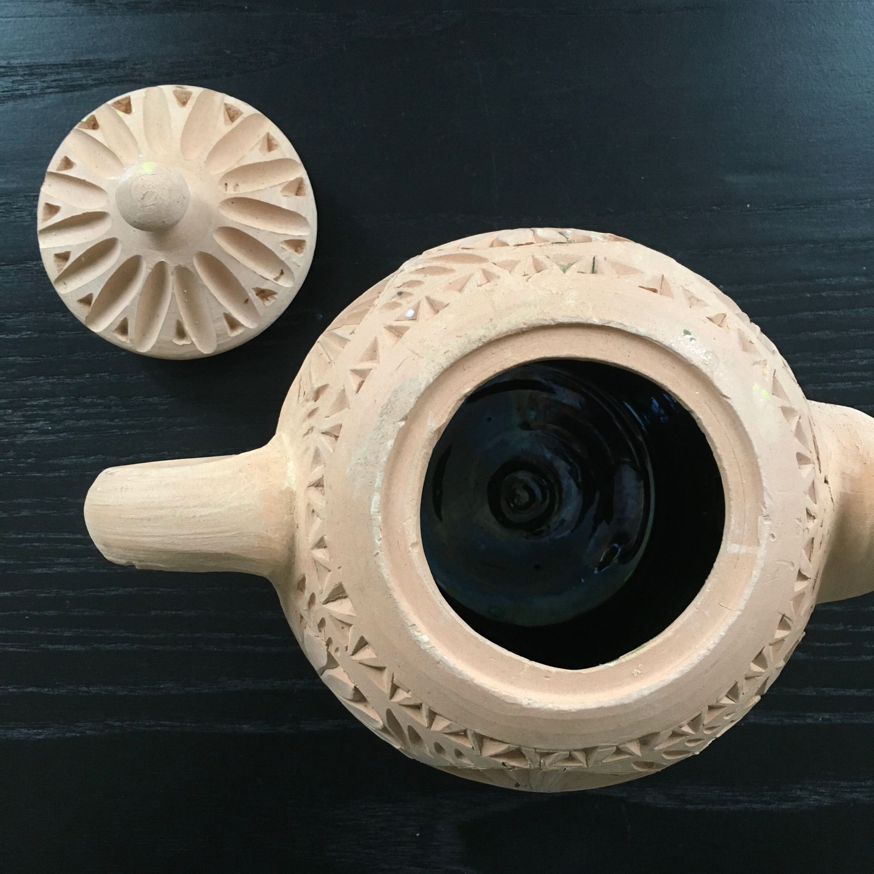 Ceramic teapot with glazed interior