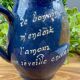 Pichet en céramique bleue décor inscription artisanale vintage