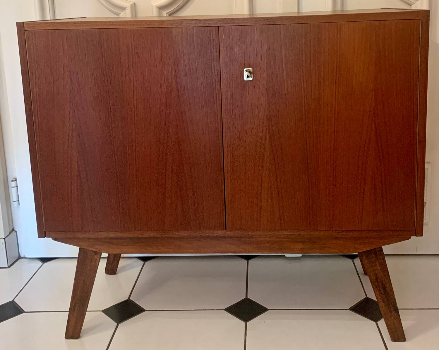 Sideboard compass feet