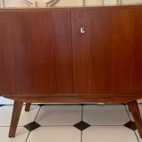Sideboard compass feet