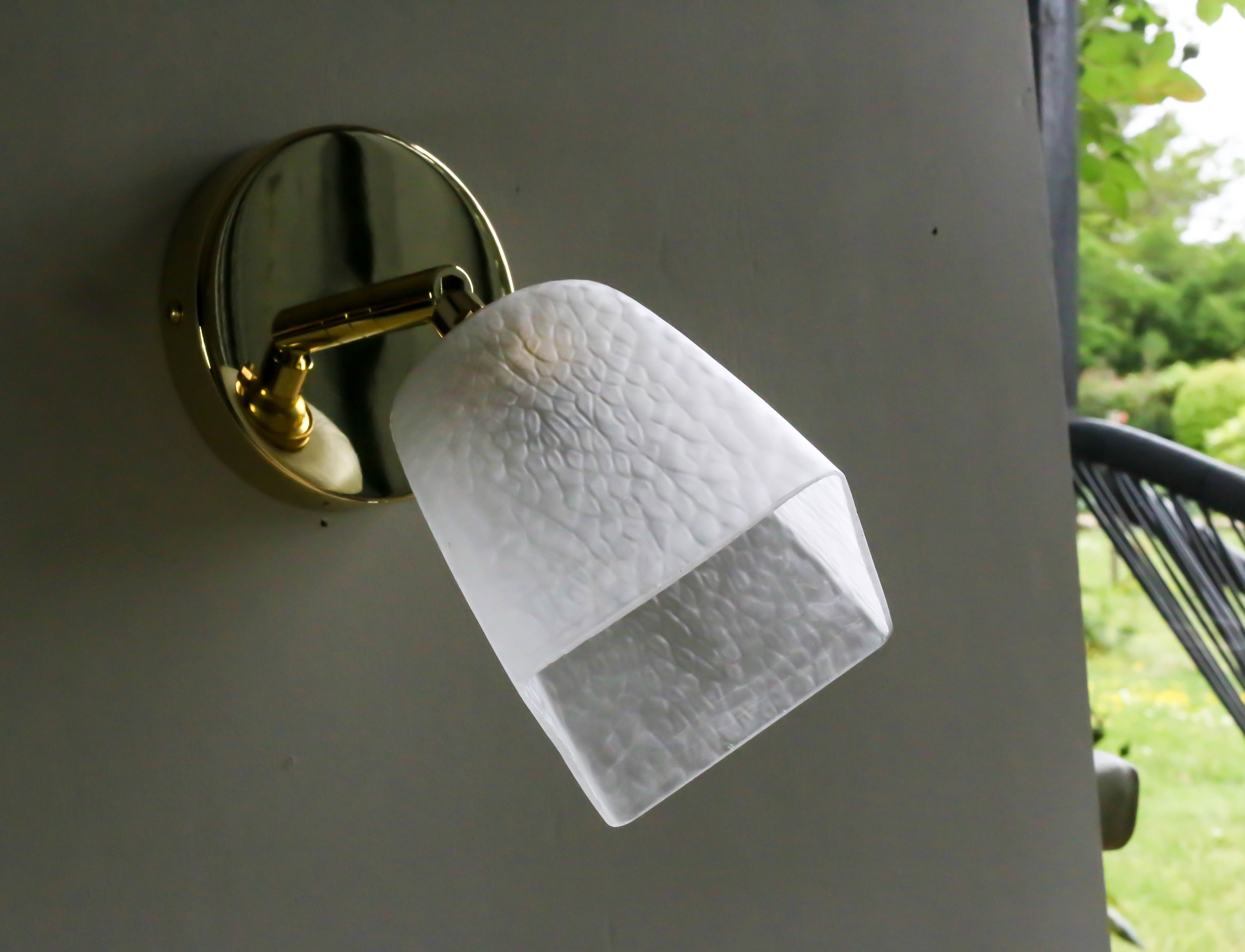 Applique murale en verre ancien translucide montée sur un support en métal laiton