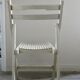 Chaise pliante en bois patine crème des années 70