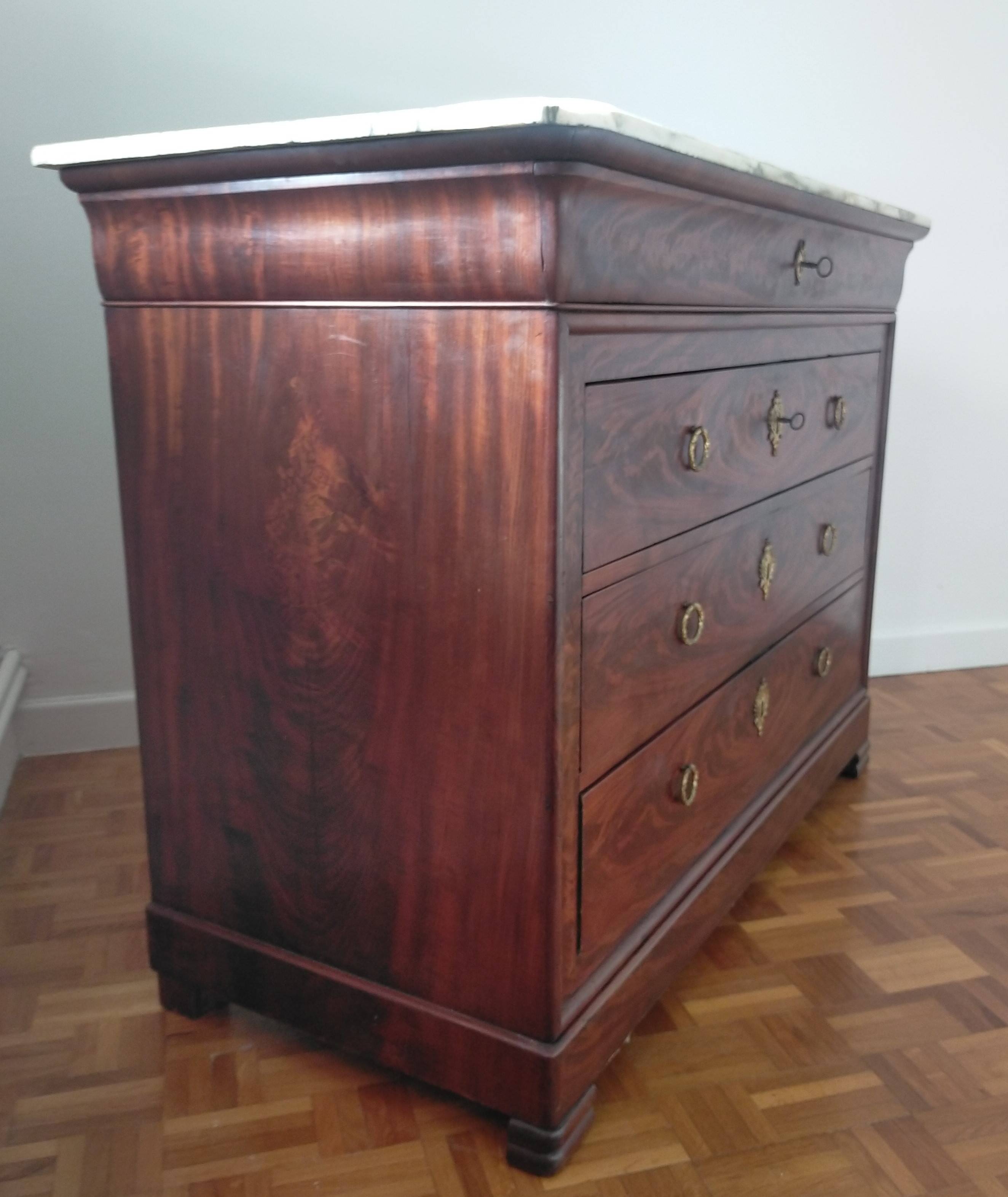 Commode Louis Philippe en acajou et plateau marbre