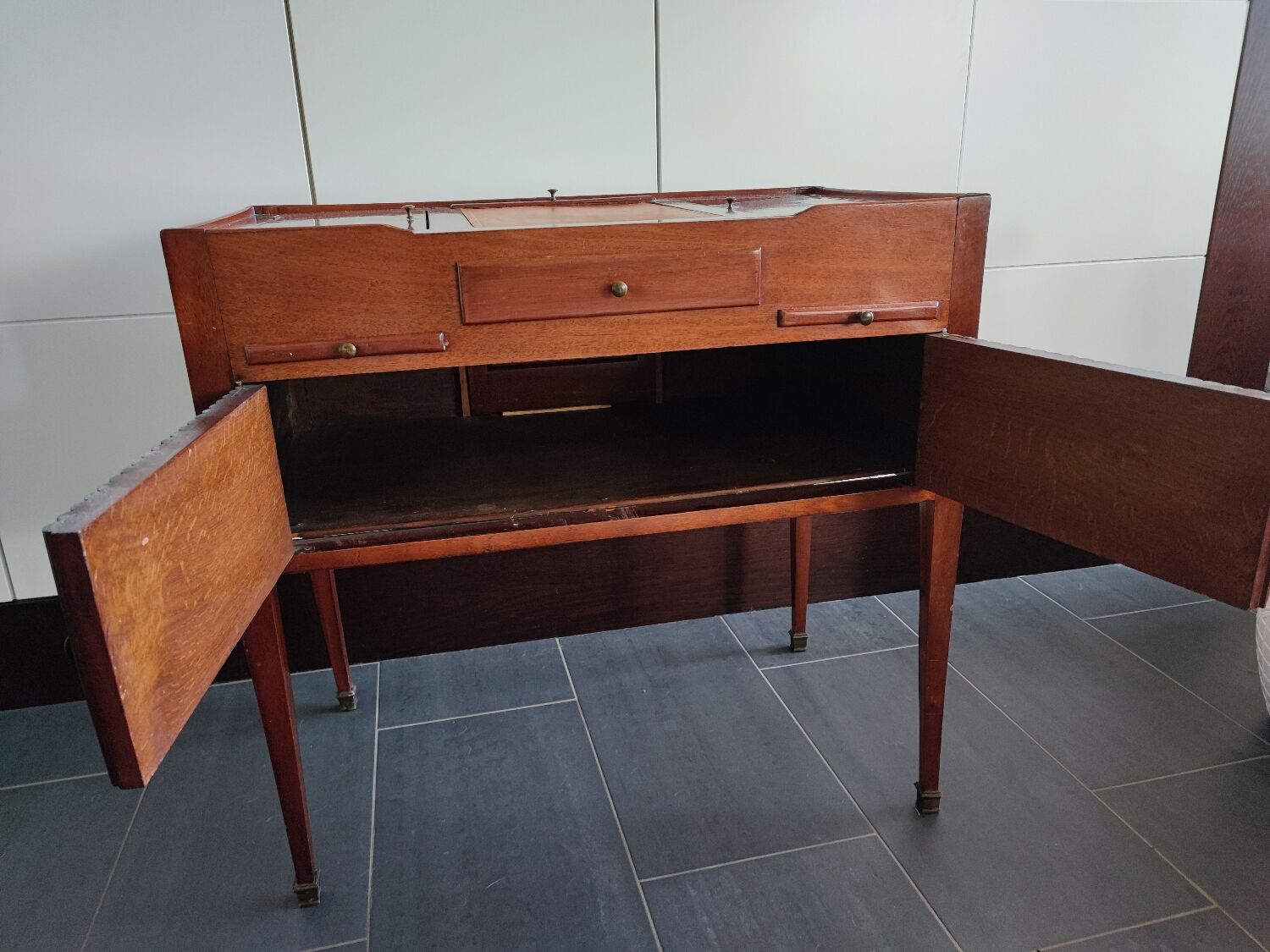 Coiffeuse avec miroir et revêtement cuir