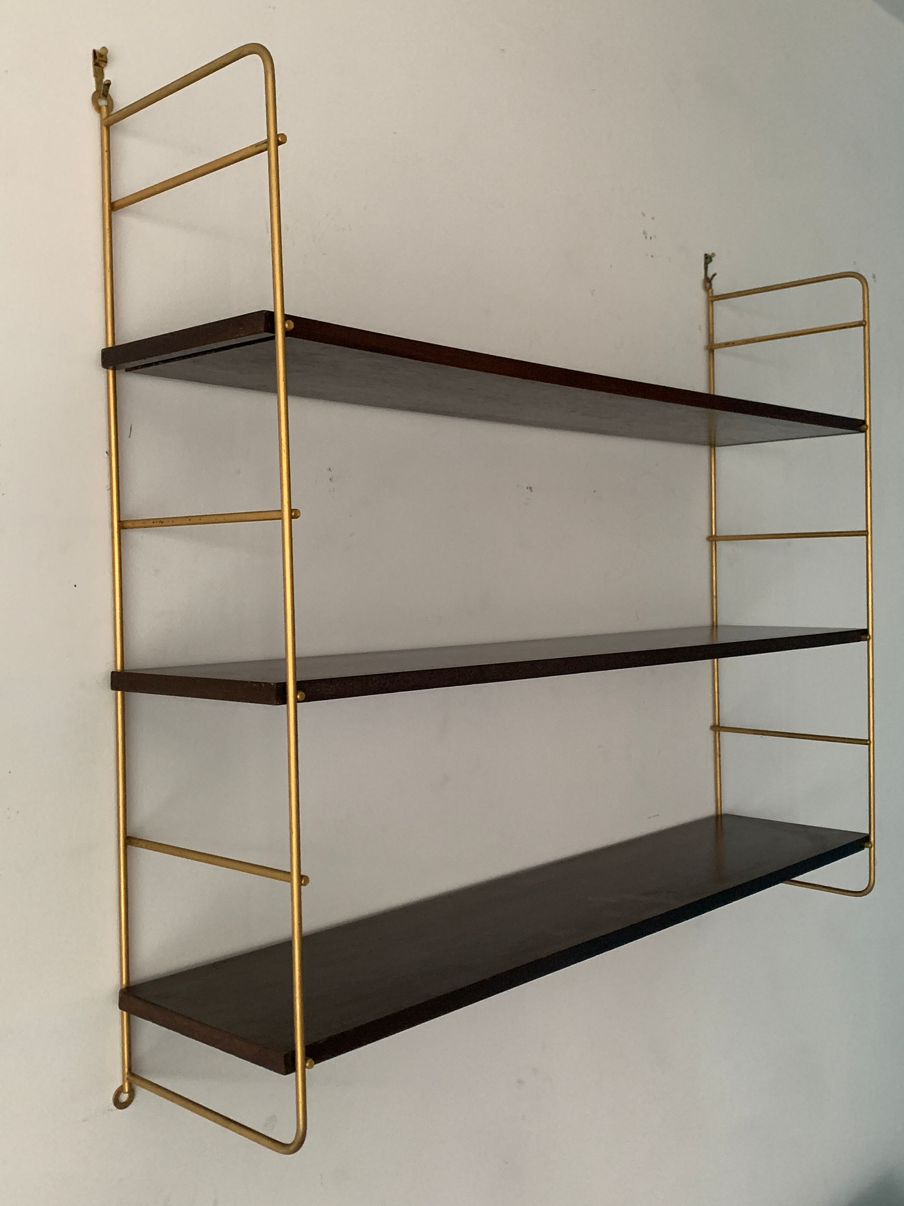 String wall shelf in wood and brass, 1960