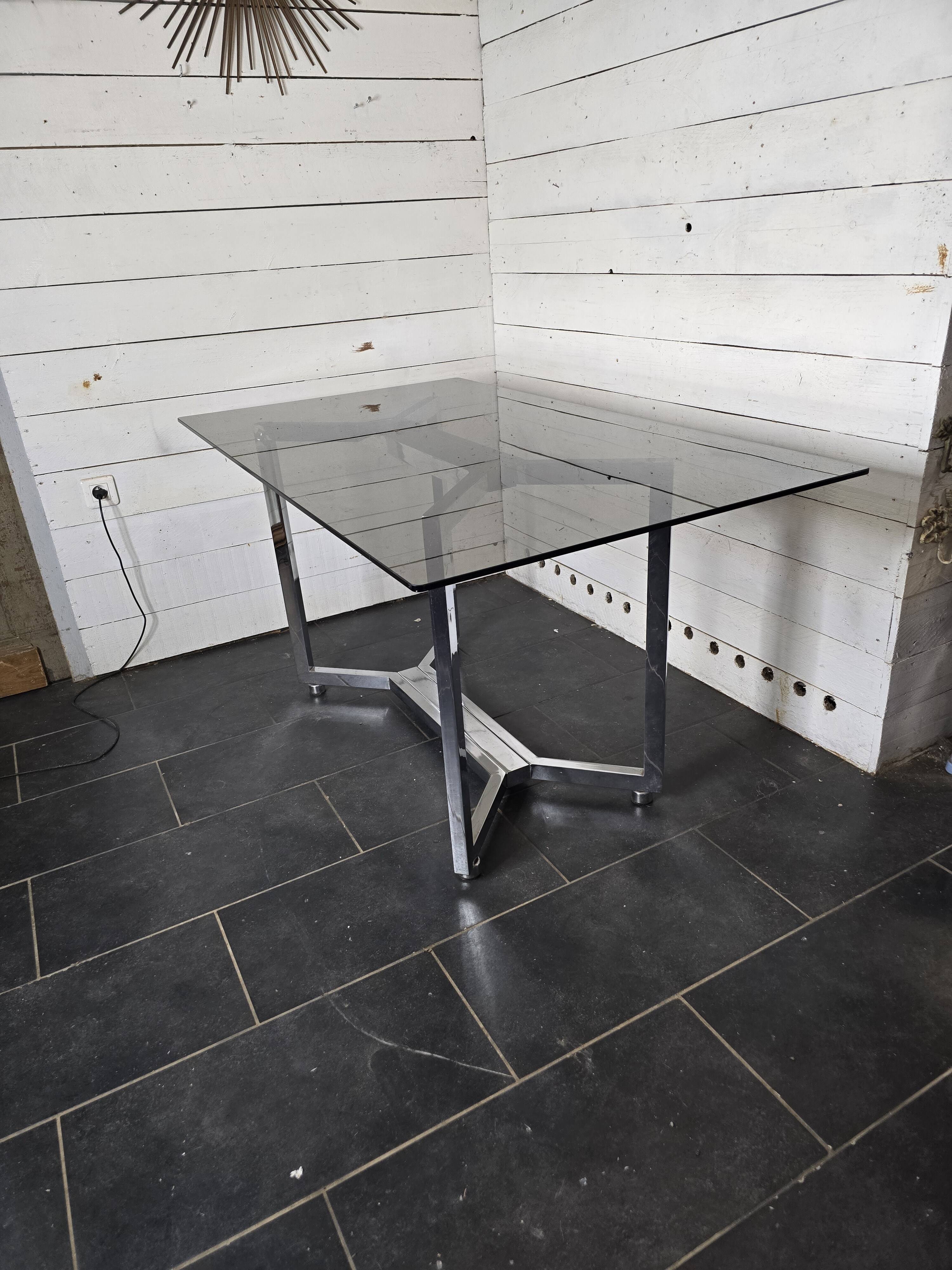 Table en métal chromé dessus verre fumé