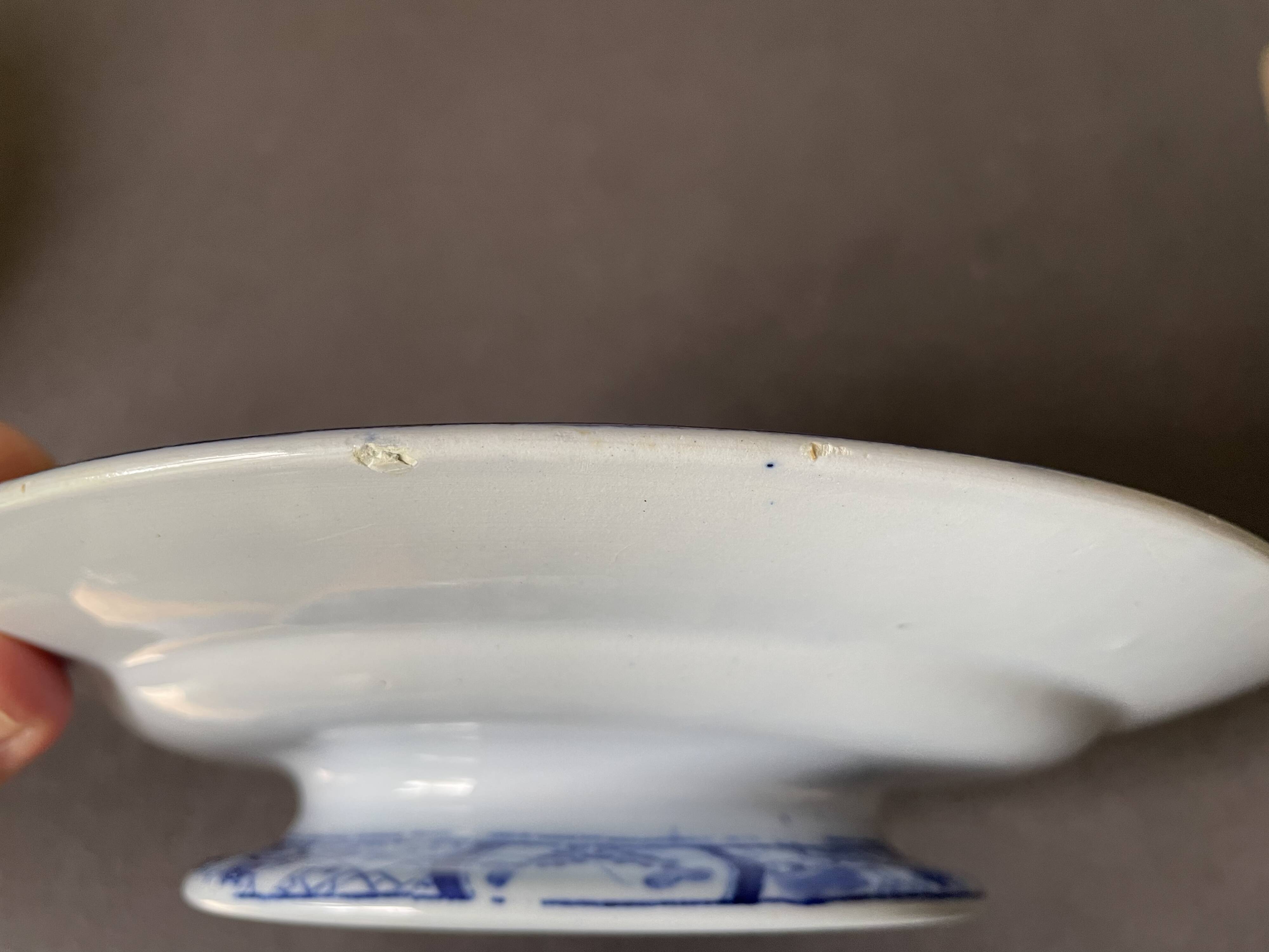 Assiette sur piédouche en faïence bleue et blanche Creil & Montereau, service "Japon", XIXème siècle