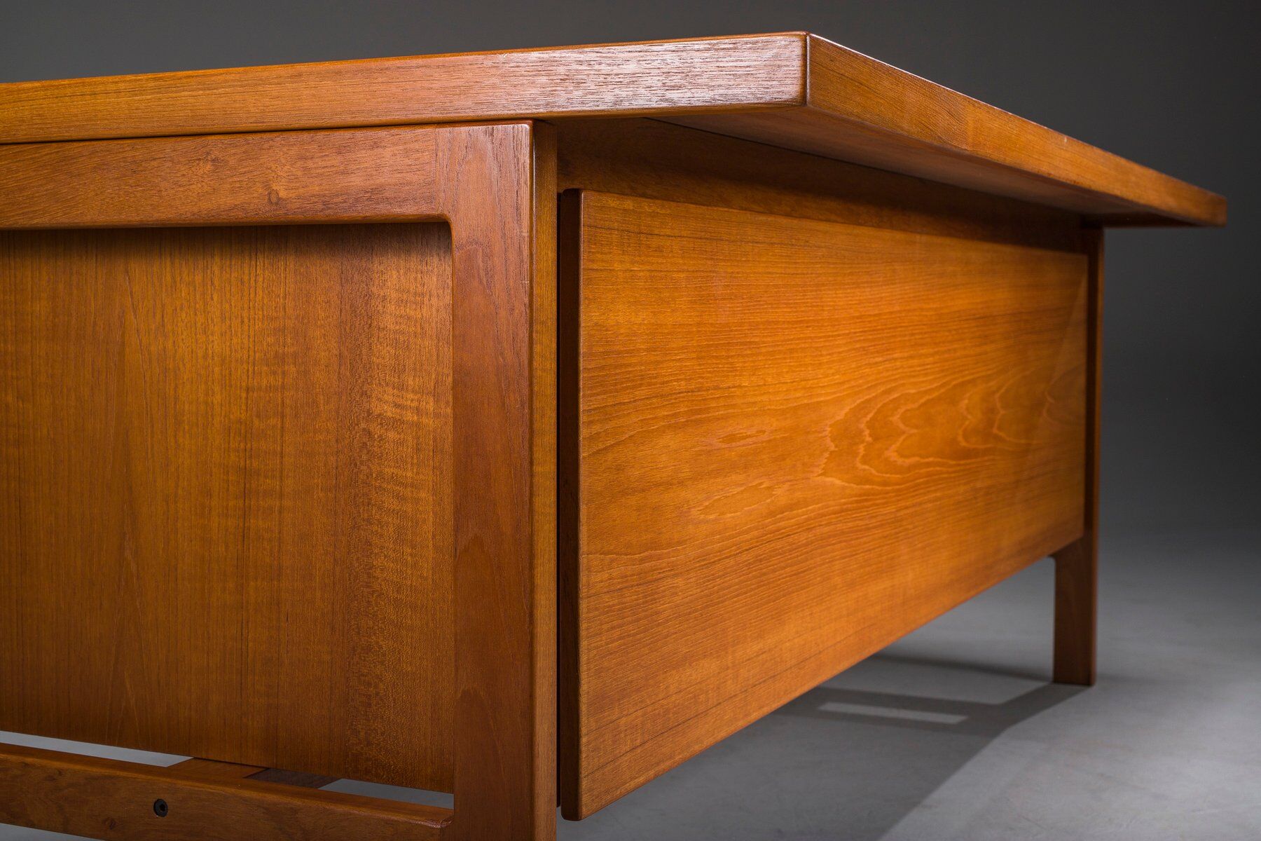 Bureau exécutif danois en teck par Arne Vodder pour H.P. Hansen, années 1960
