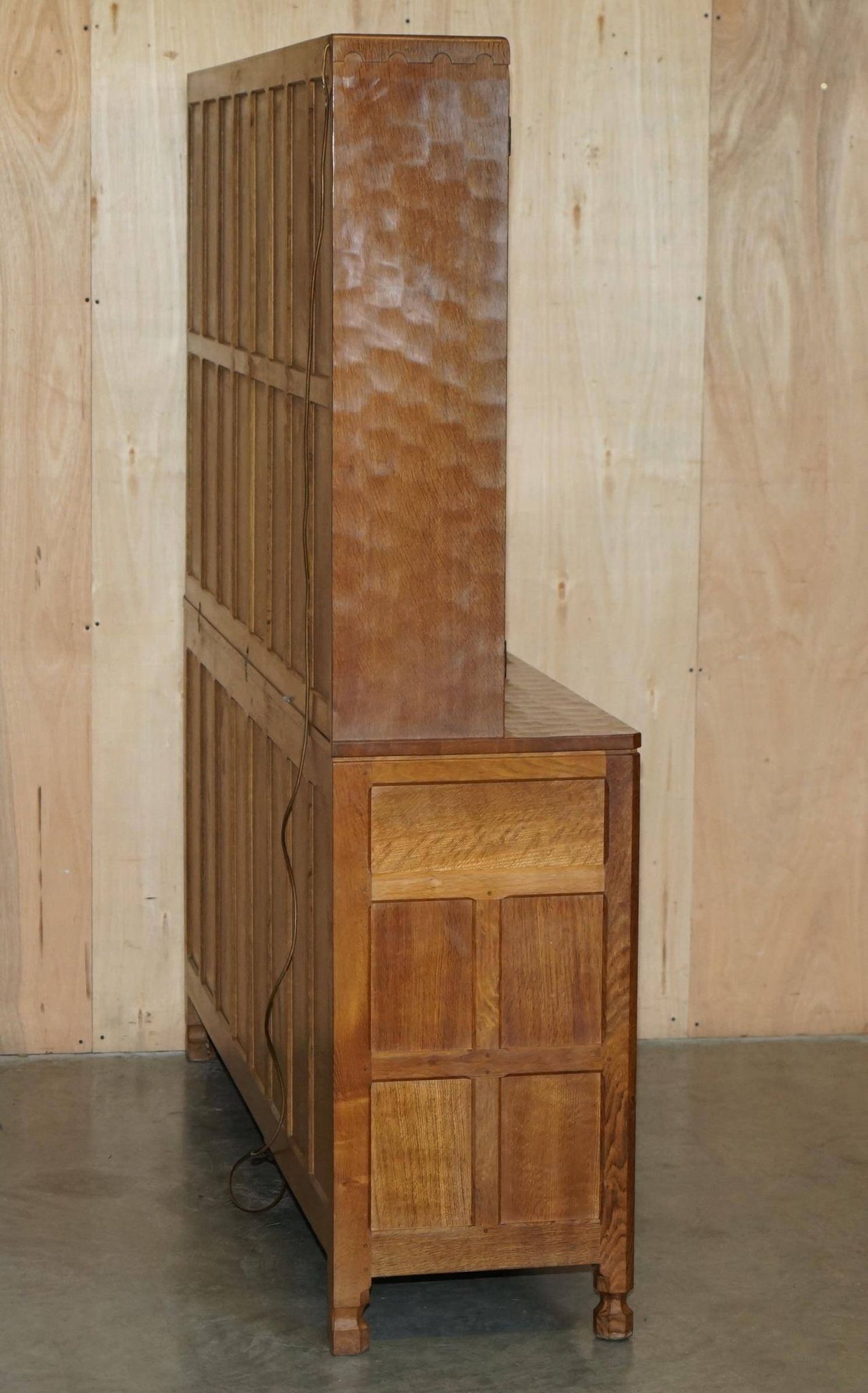 Buffet vitrine vintage Robert Mouseman Thompson en chêne avec étagères et éclairage