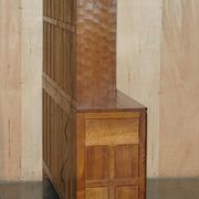 Buffet vitrine vintage Robert Mouseman Thompson en chêne avec étagères et éclairage