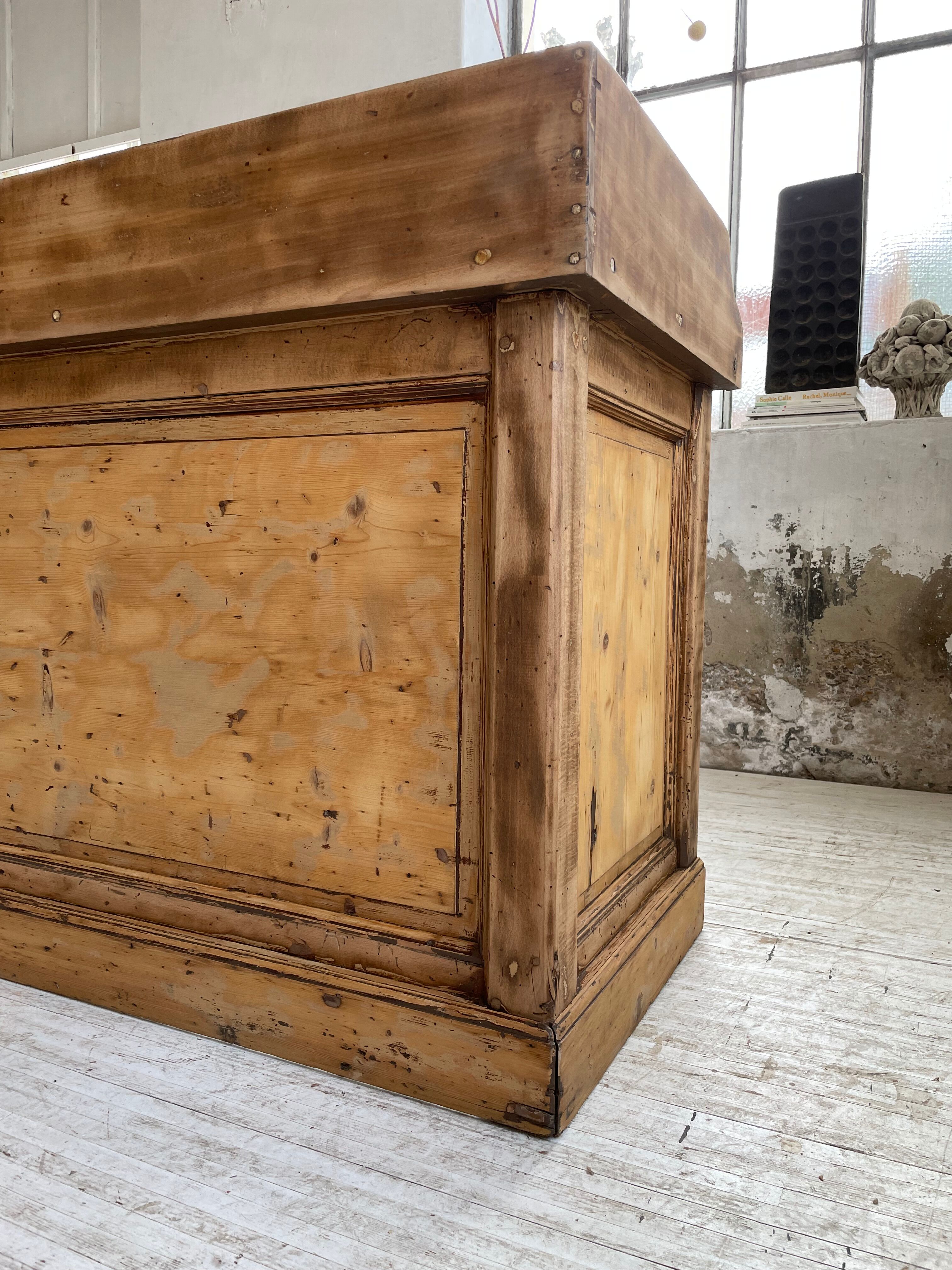 Trading counter central island pine