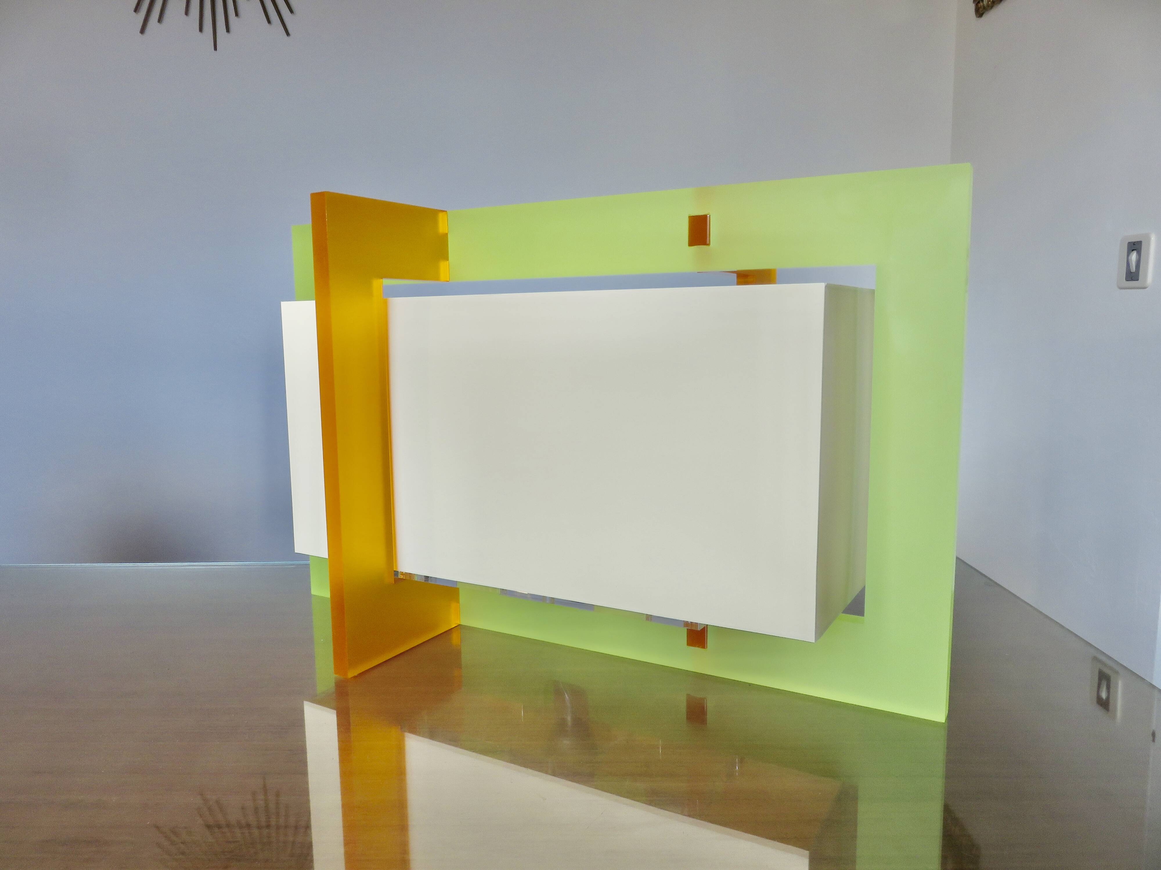 Large American table lamp in two-tone altuglas, 1980