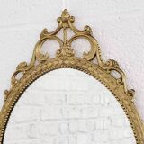 Miroir ovale italien de type médaillon en laiton