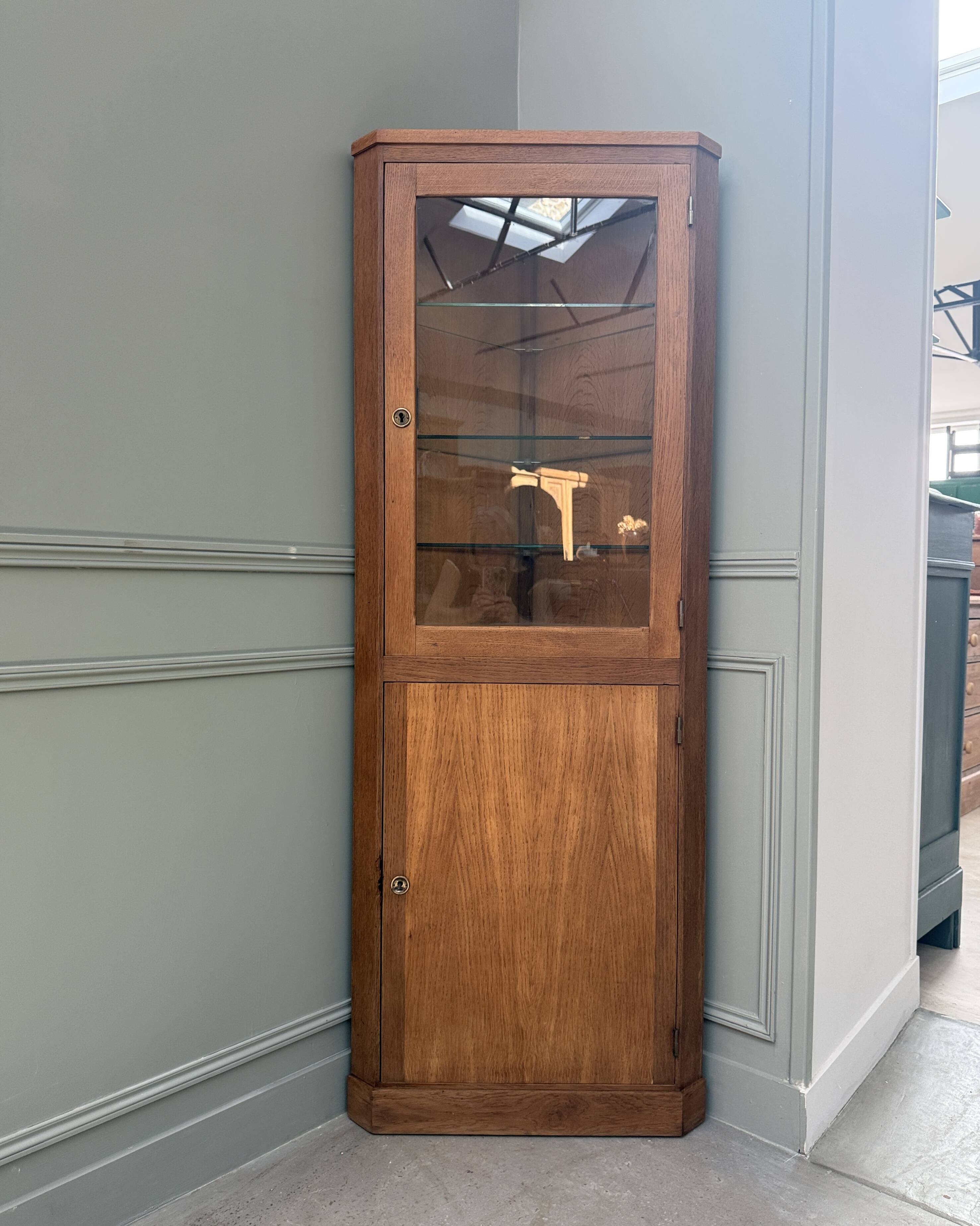 Vintage glass corner unit in oak (renovated)