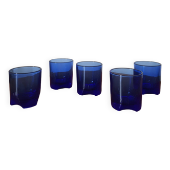 In 5 small blue crystal glasses