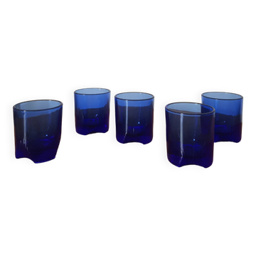 Lors de 5 petits verres en cristal bleu