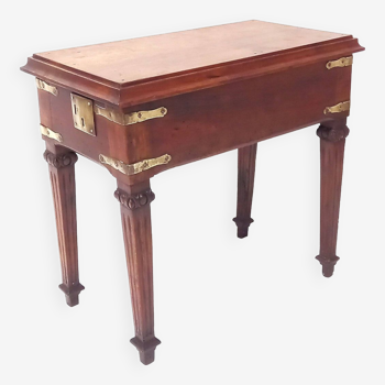 Petite table d’appoint ancienne avec des finitions en laiton