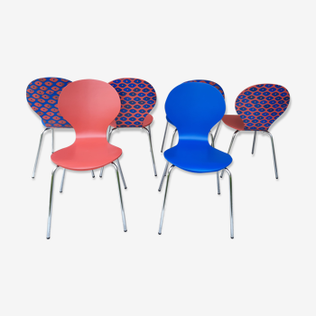 Chaises fourmi relookées bleues et terracotta avec motif oeil