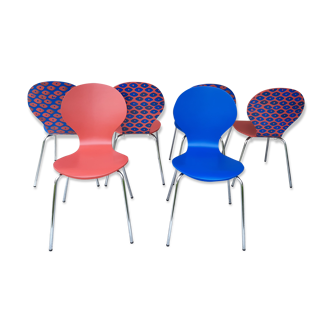 Chaises fourmi relookées bleues et terracotta avec motif oeil