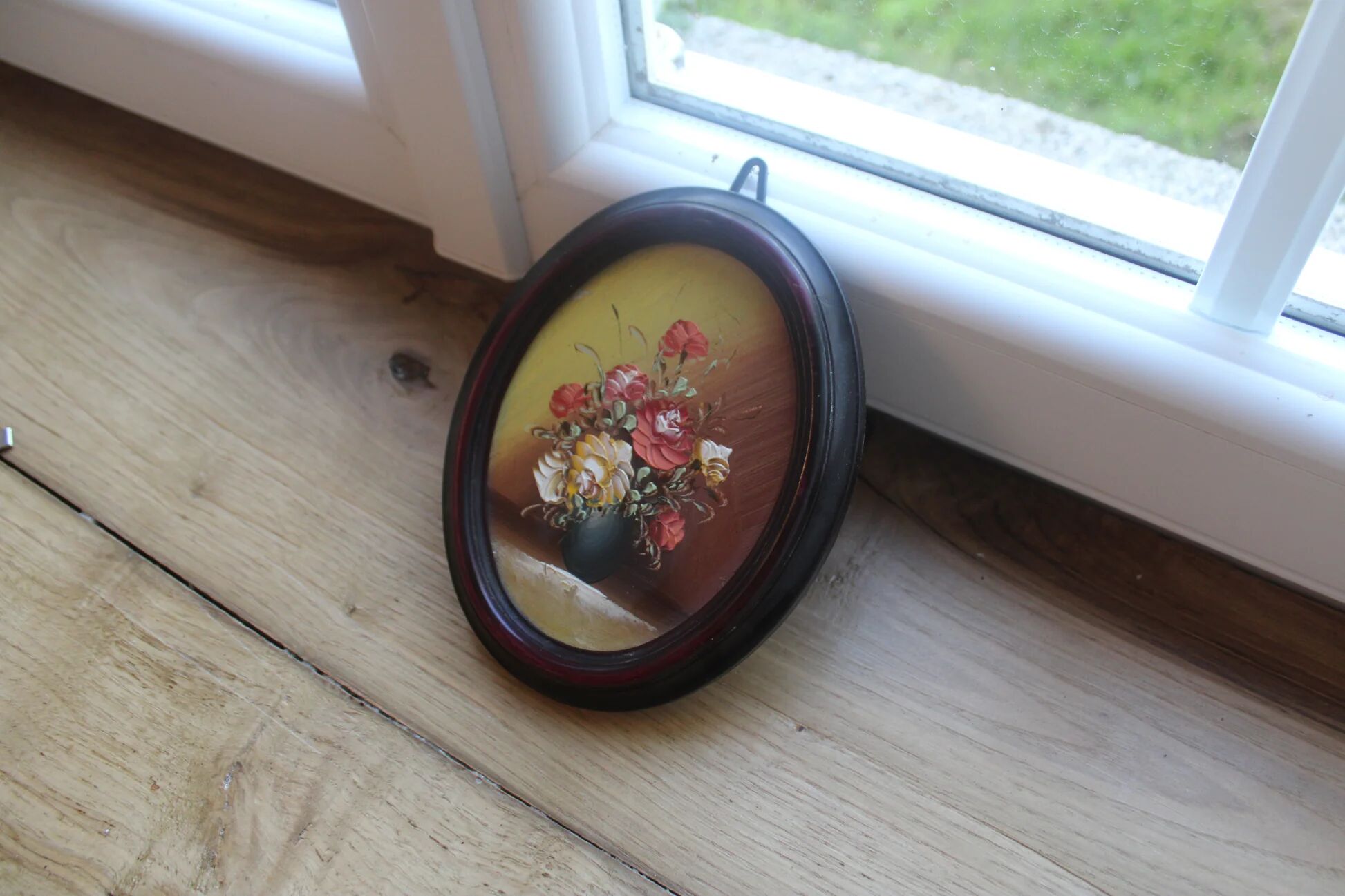 Small vintage oval painting – Raised bouquet of flowers – Retro burgundy frame