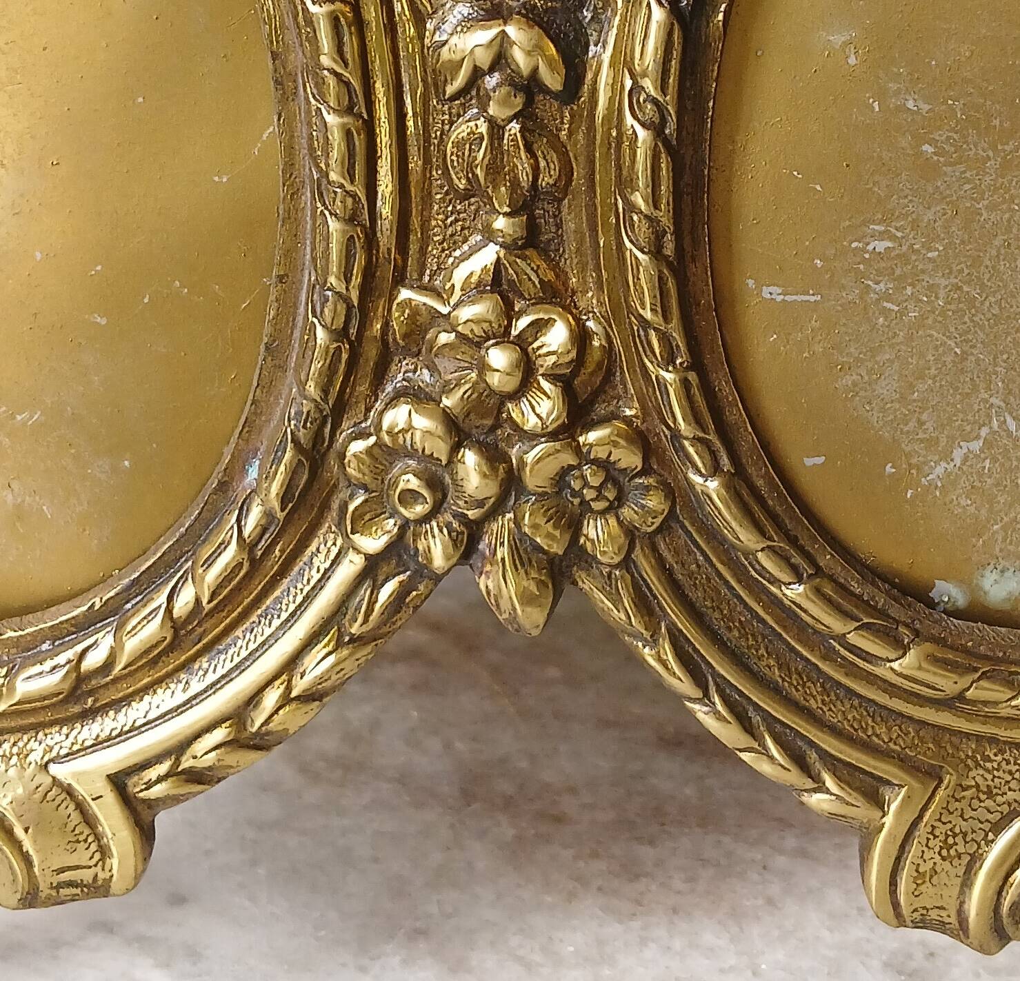 19th century "Victorian" double frame, gilded bronze decorated with acanthus & flower garlands