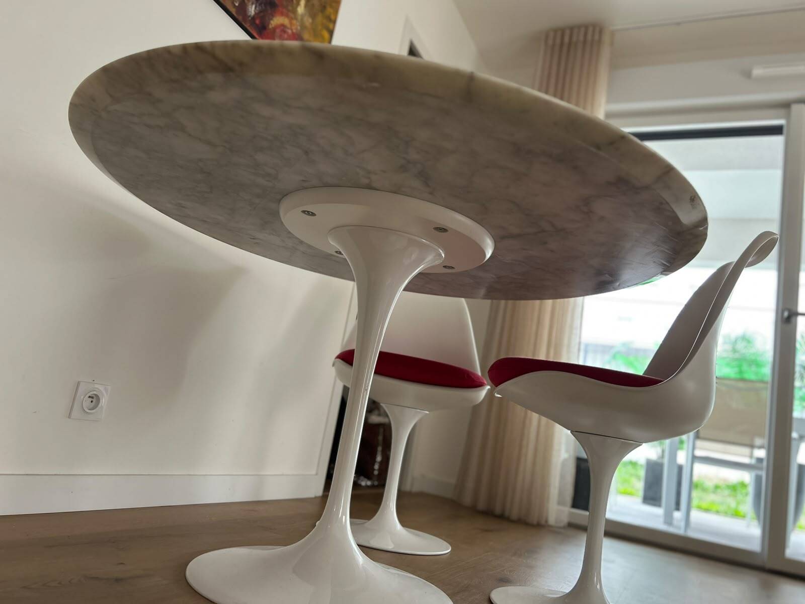 table ronde en marbre et ses 4 chaises tulip