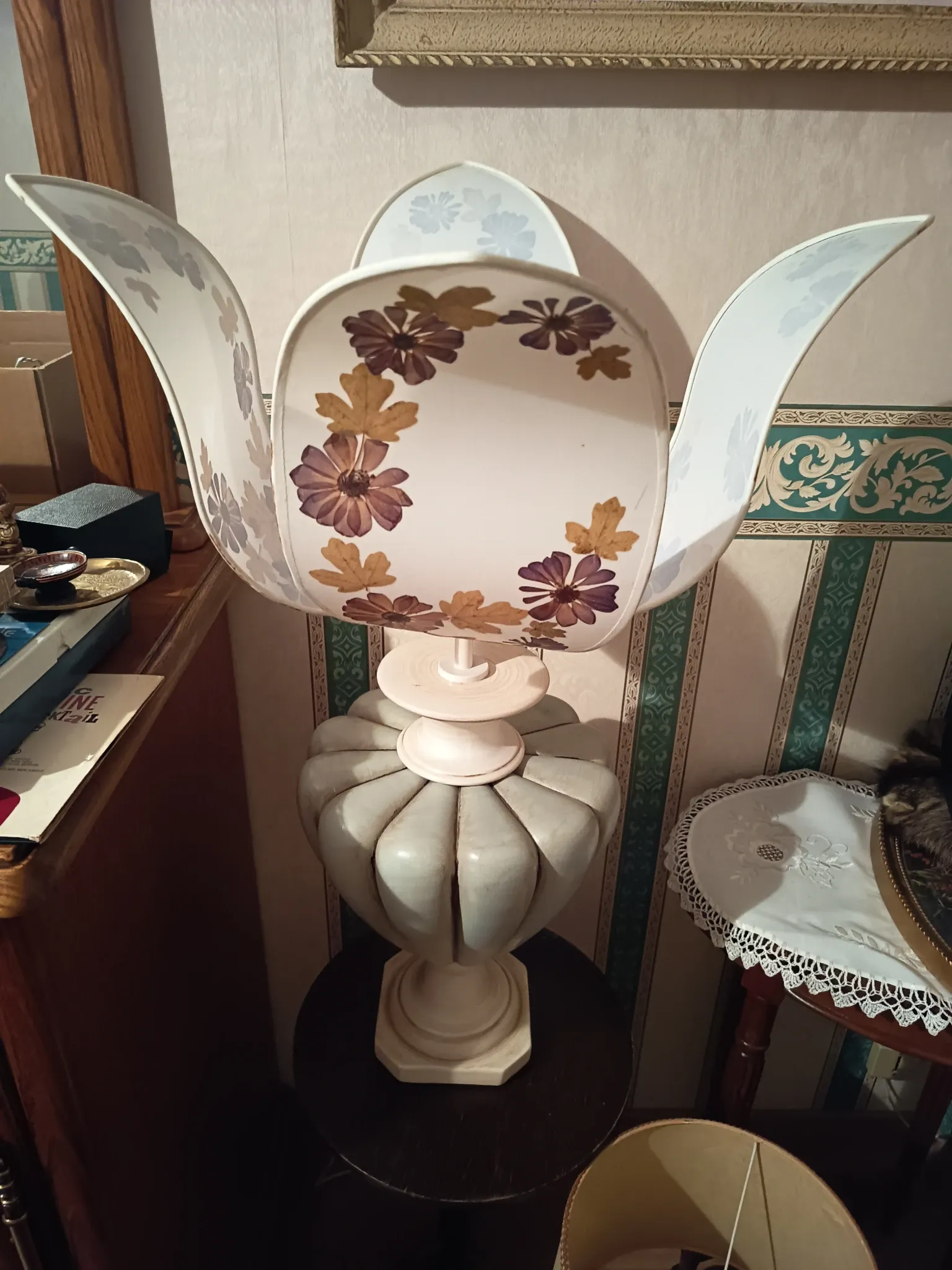 Large vintage flower lamp signed Aumaire – 80 cm – Herbarium of dried flowers