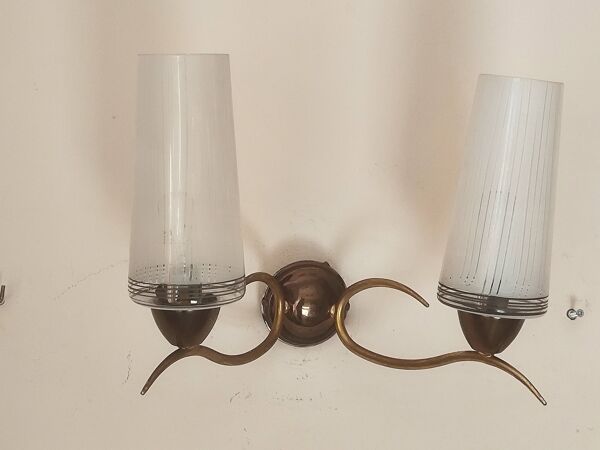 Applique 2 feux  en métal doré et flûtes en verre opaque, 1950-1960