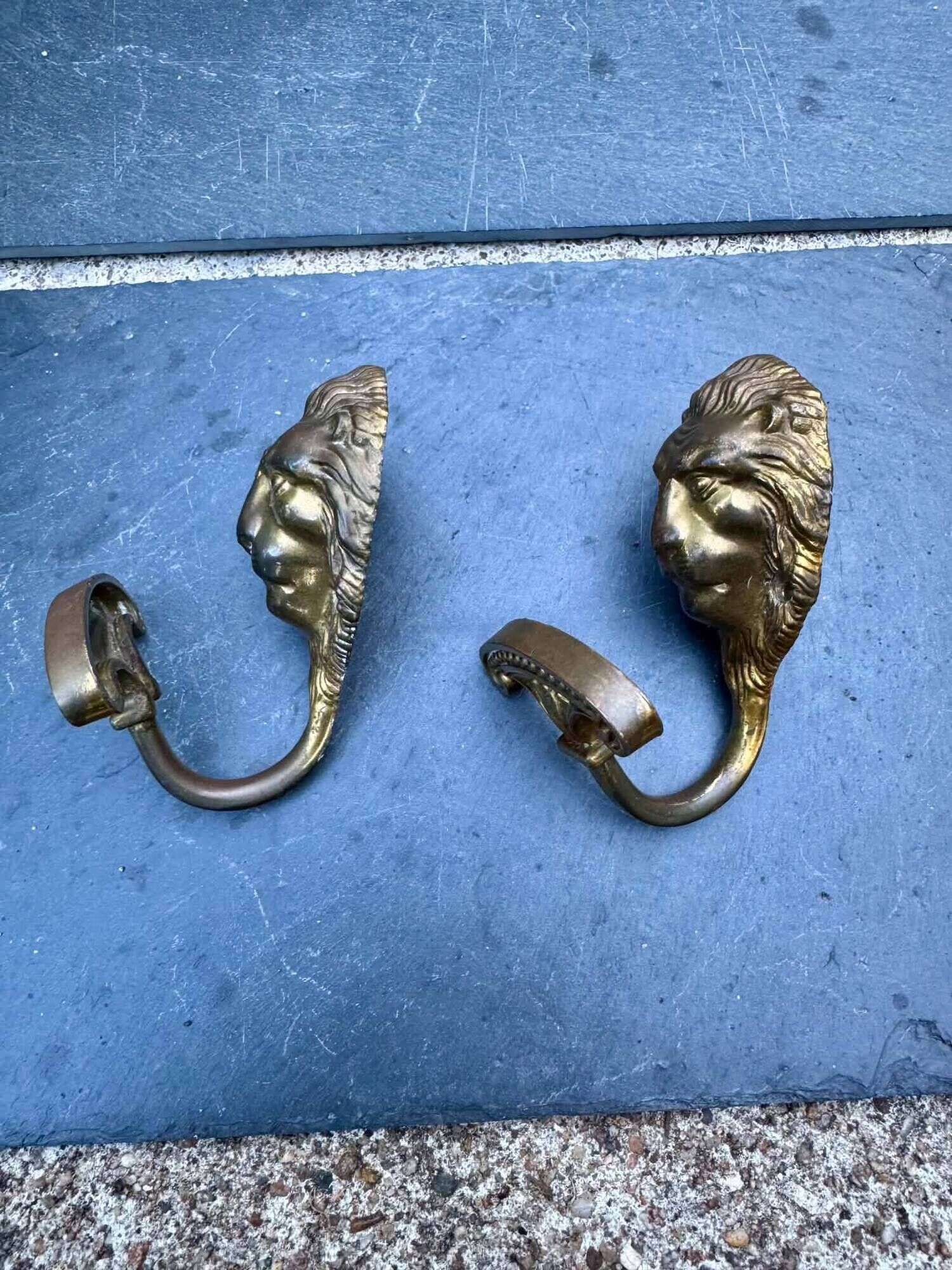 Paire de patères lion en laiton baroque