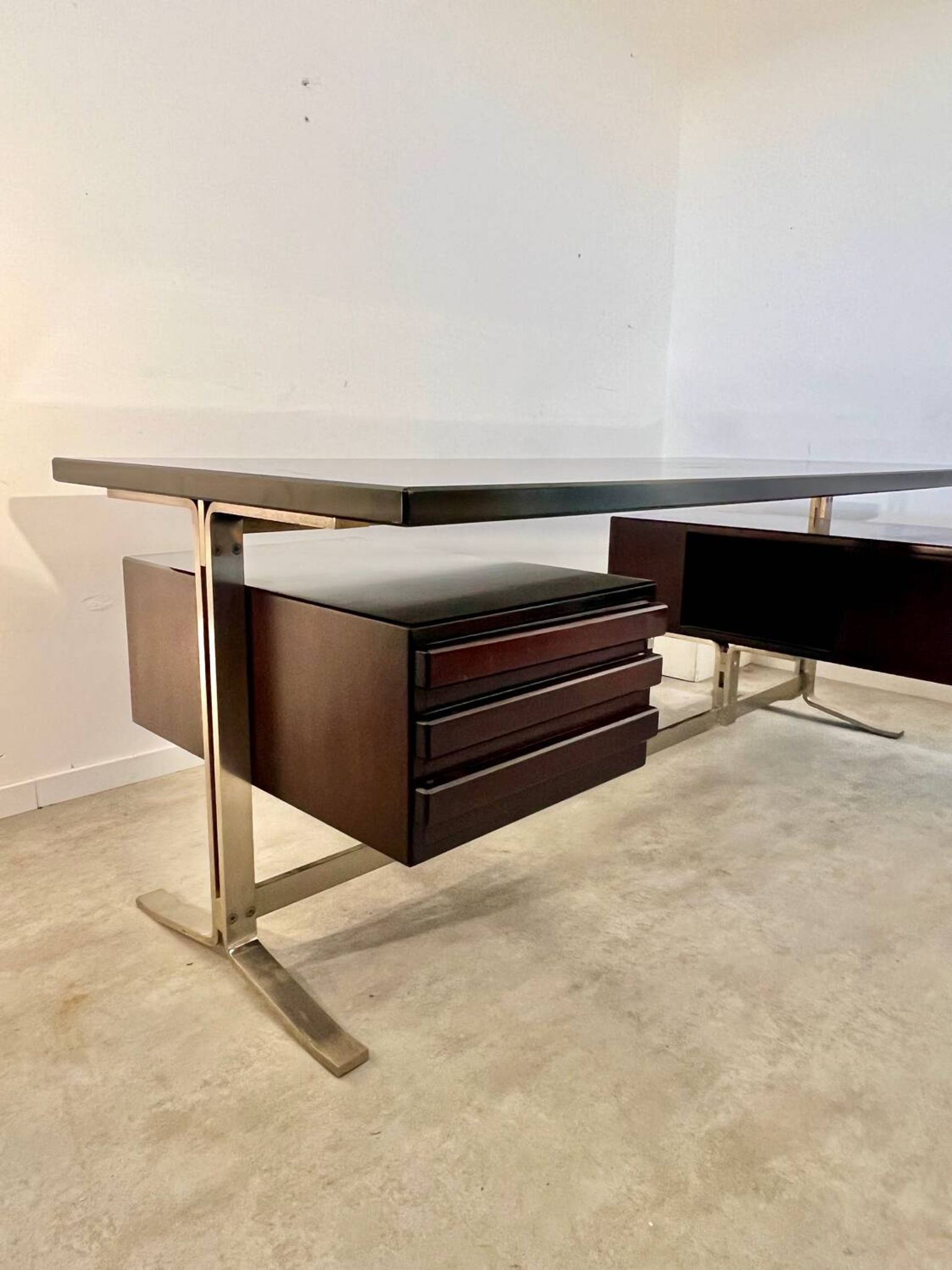 Vintage president corner desk in rosewood design by Gianni Moscatelli vintage