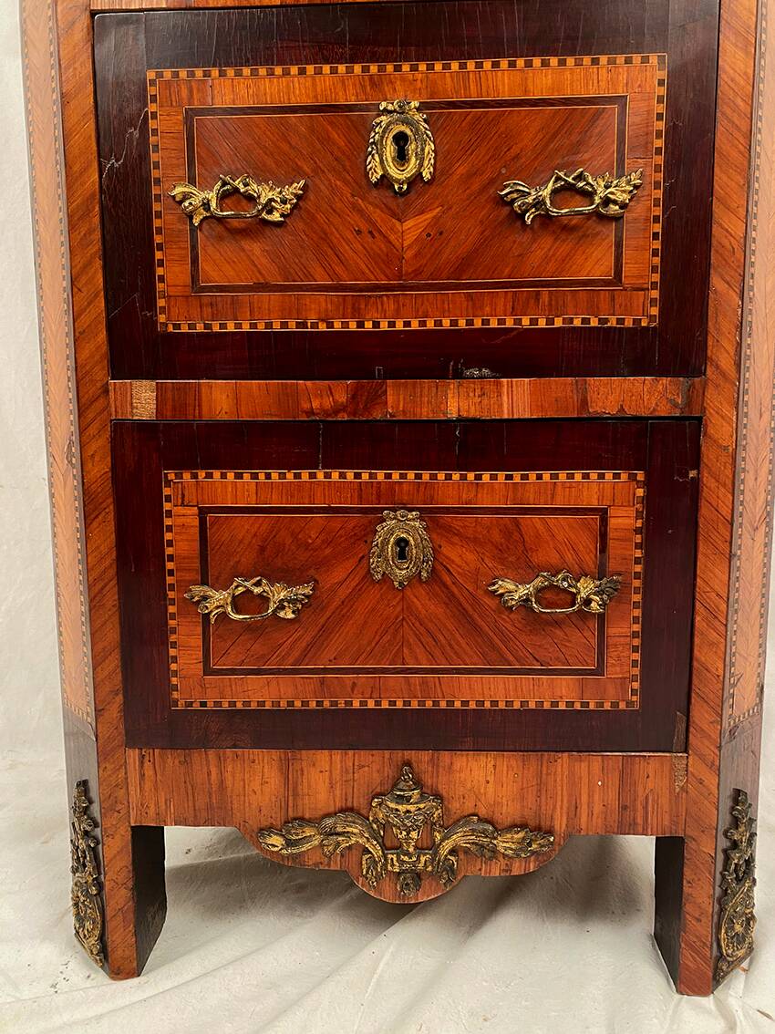 Elégant chiffonnier de style Louis XVI fin XIXe