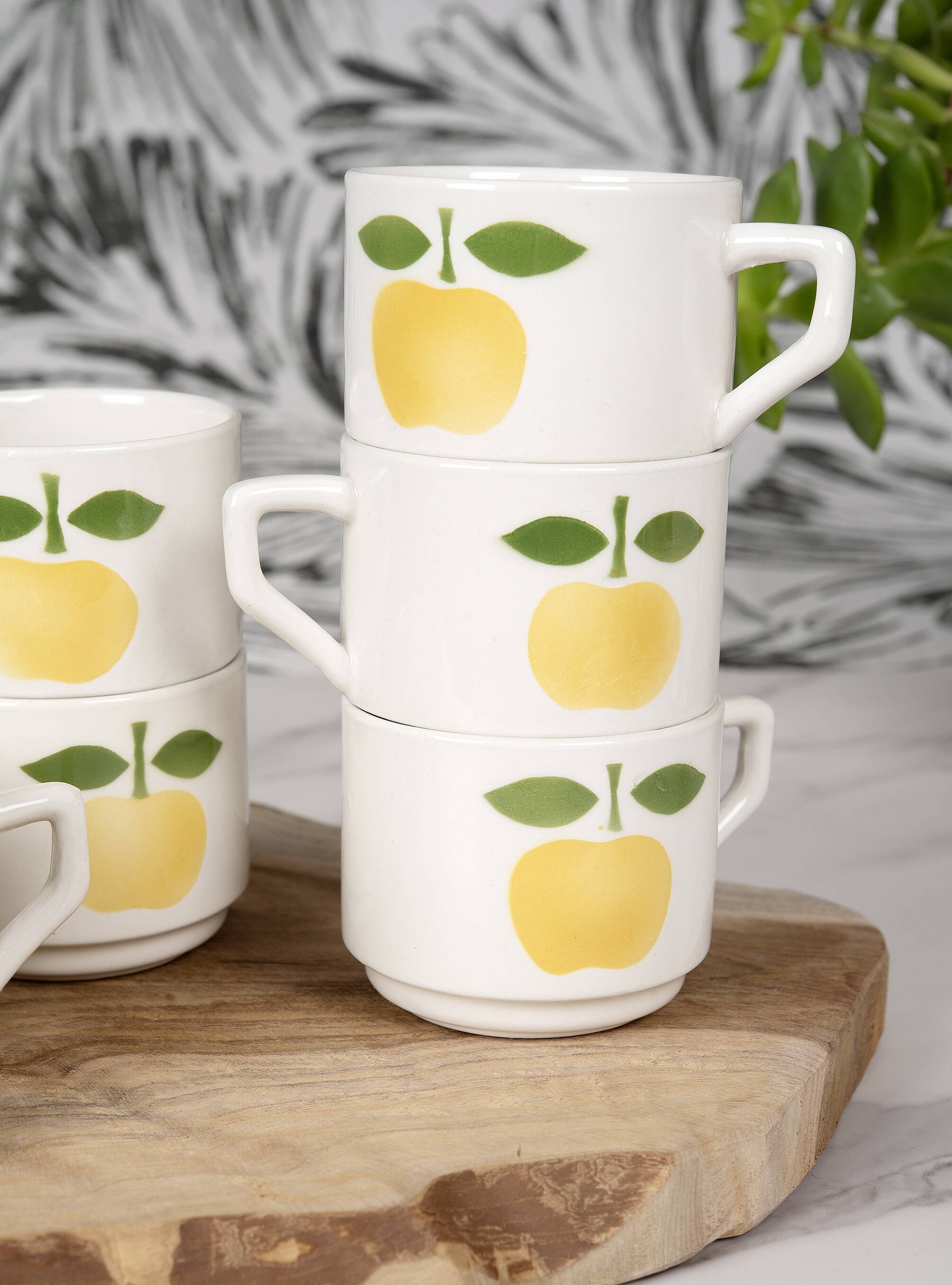 6 small coffee cups, apple decoration