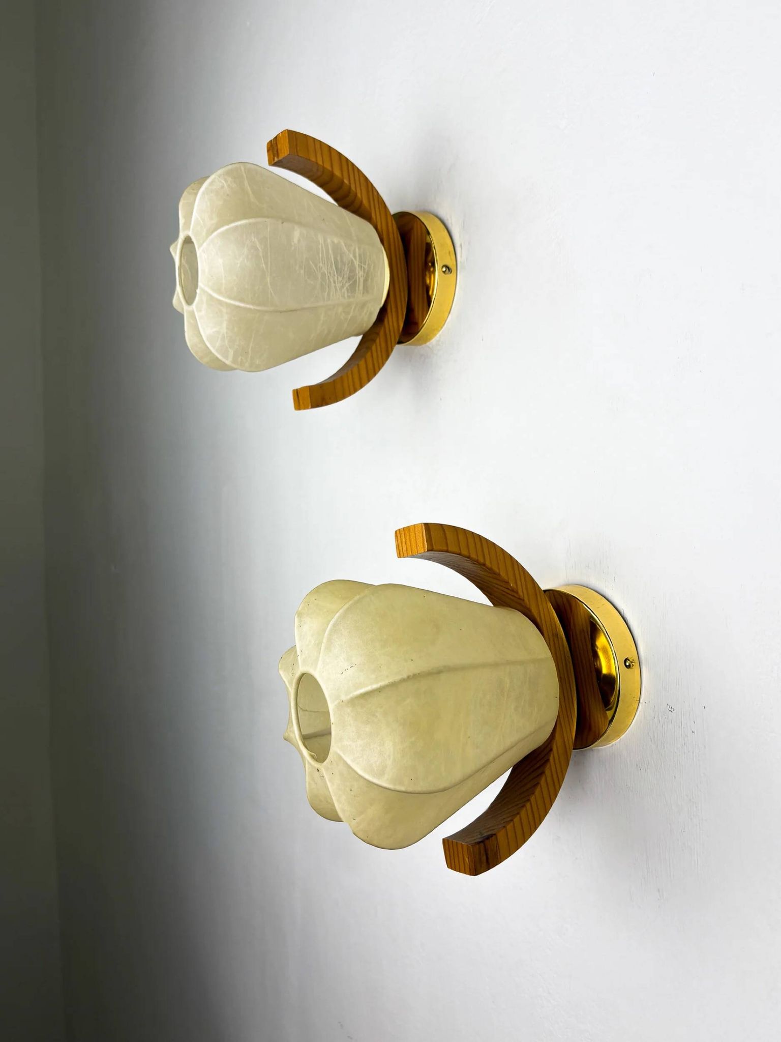 Pair of pear-shaped "Cocoon" wall sconces, resin and pine wood, Italy, 1970s