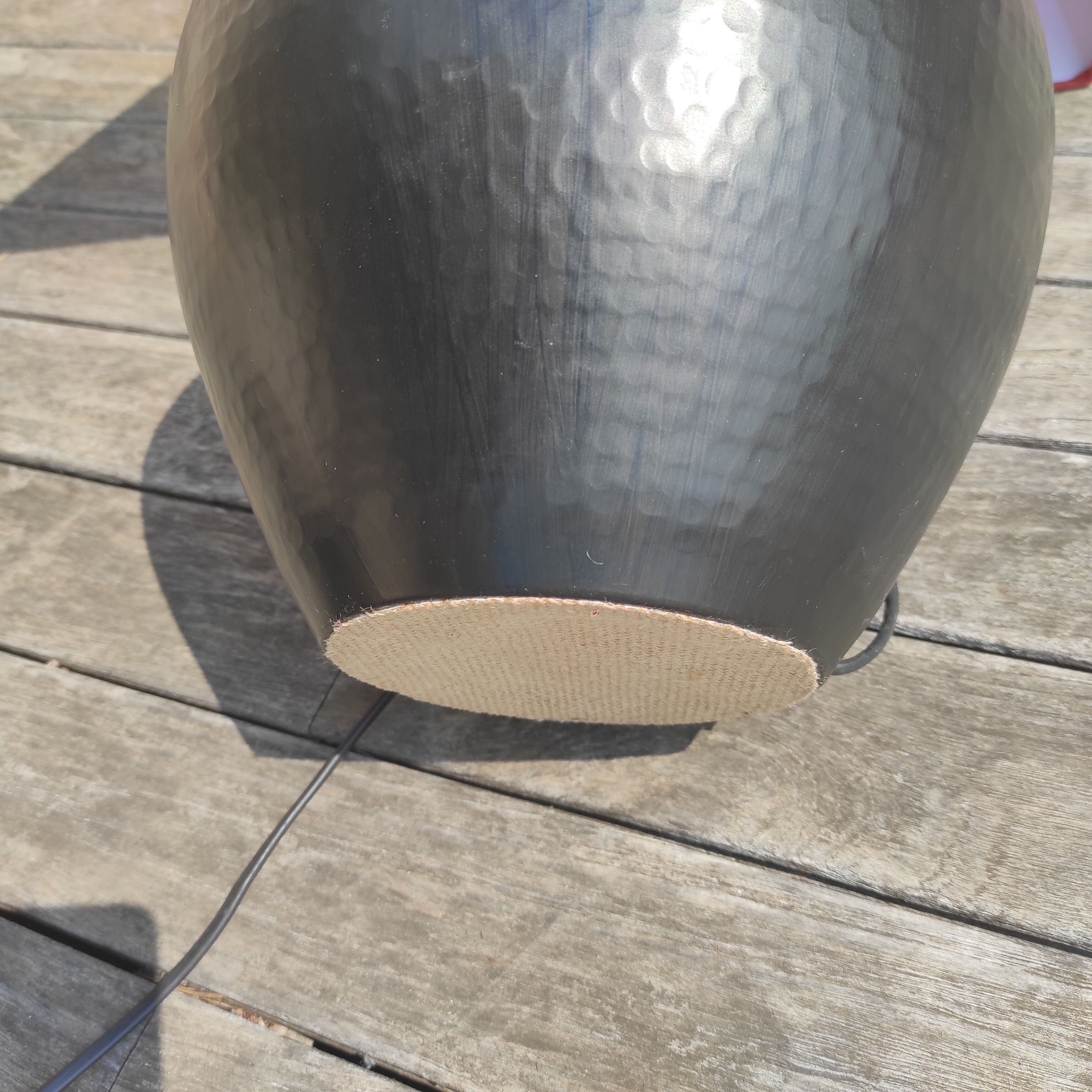 Black hammered metal lamp Aubry Gaspard with red lampshade