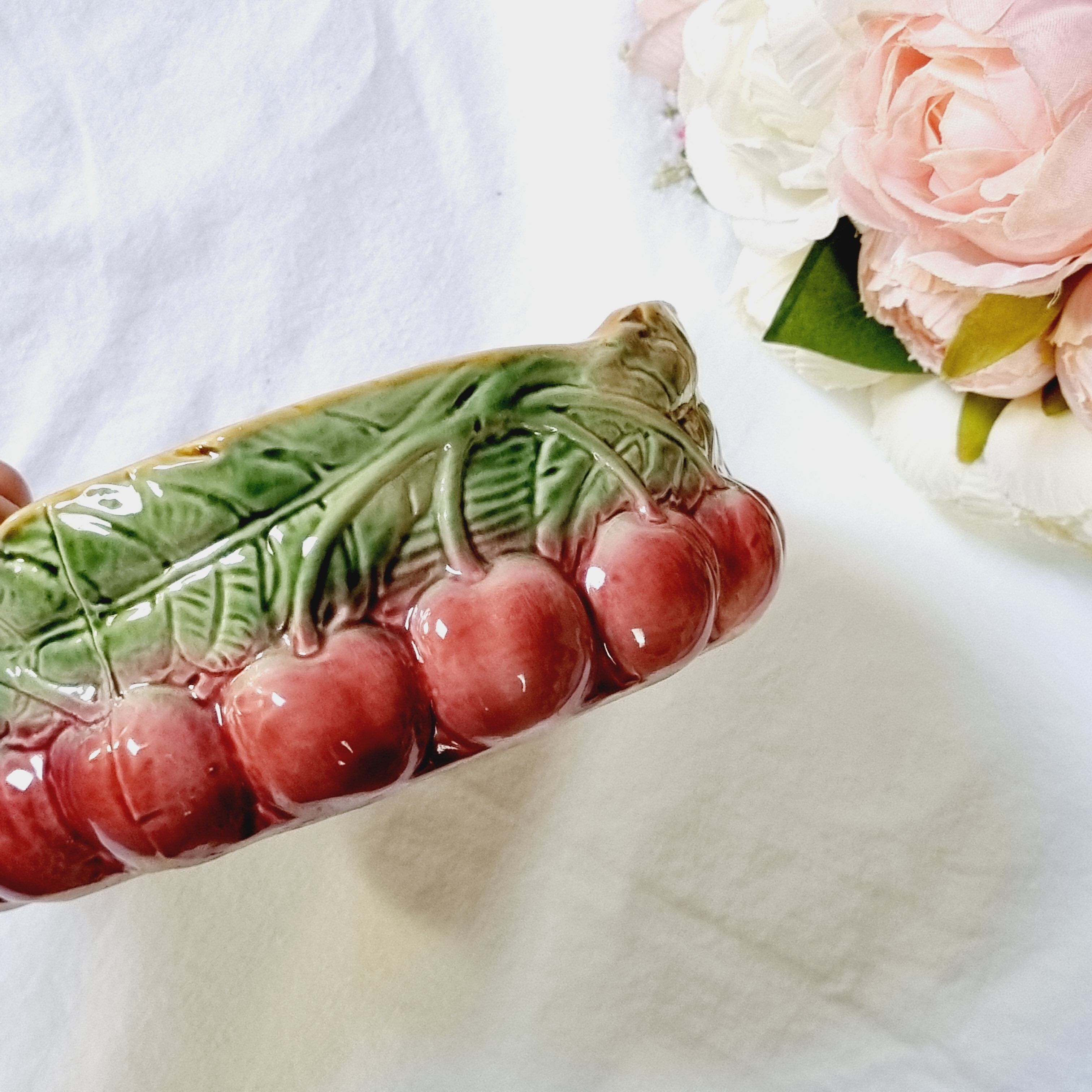 Plat en barbotine cerise Sarreguemines