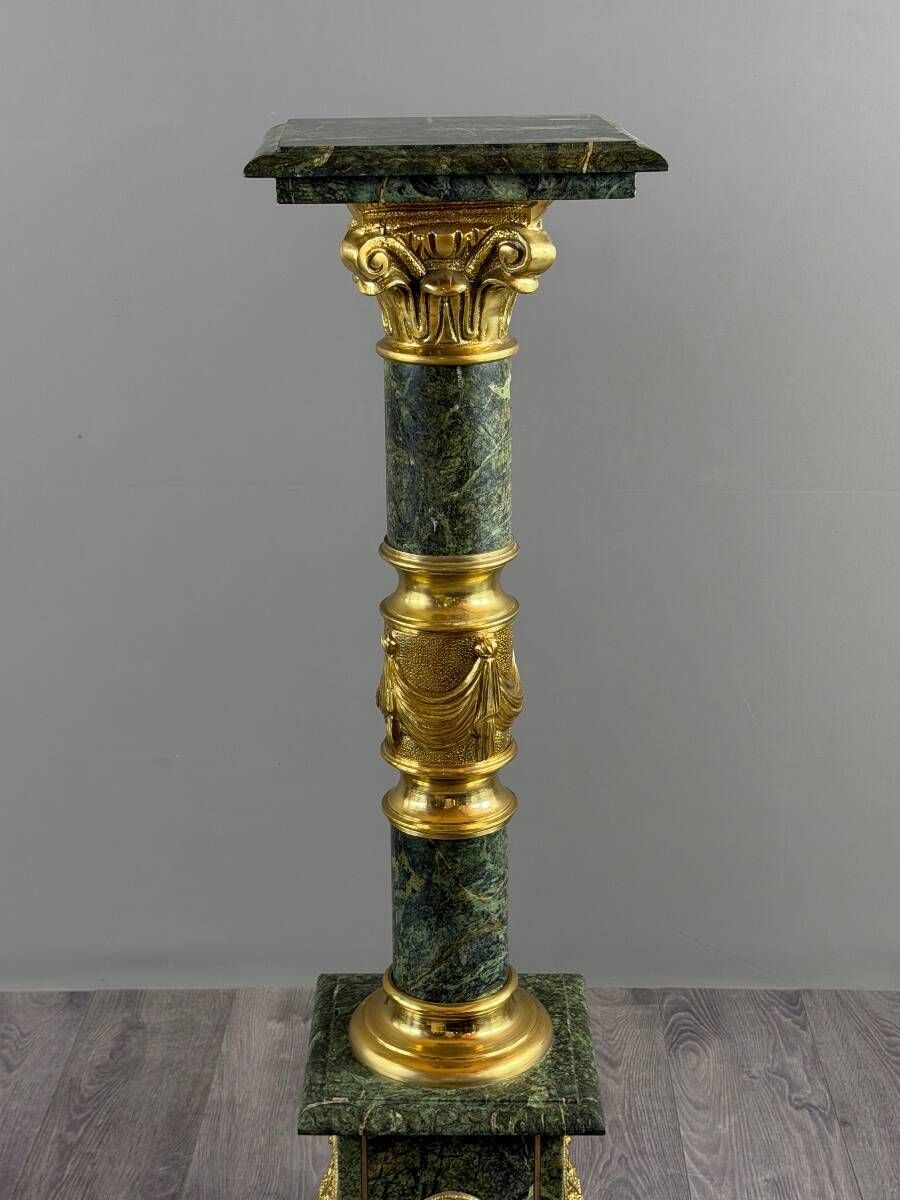 Pair of green marble columns, gilded bronze and gilded brass, 20th Century