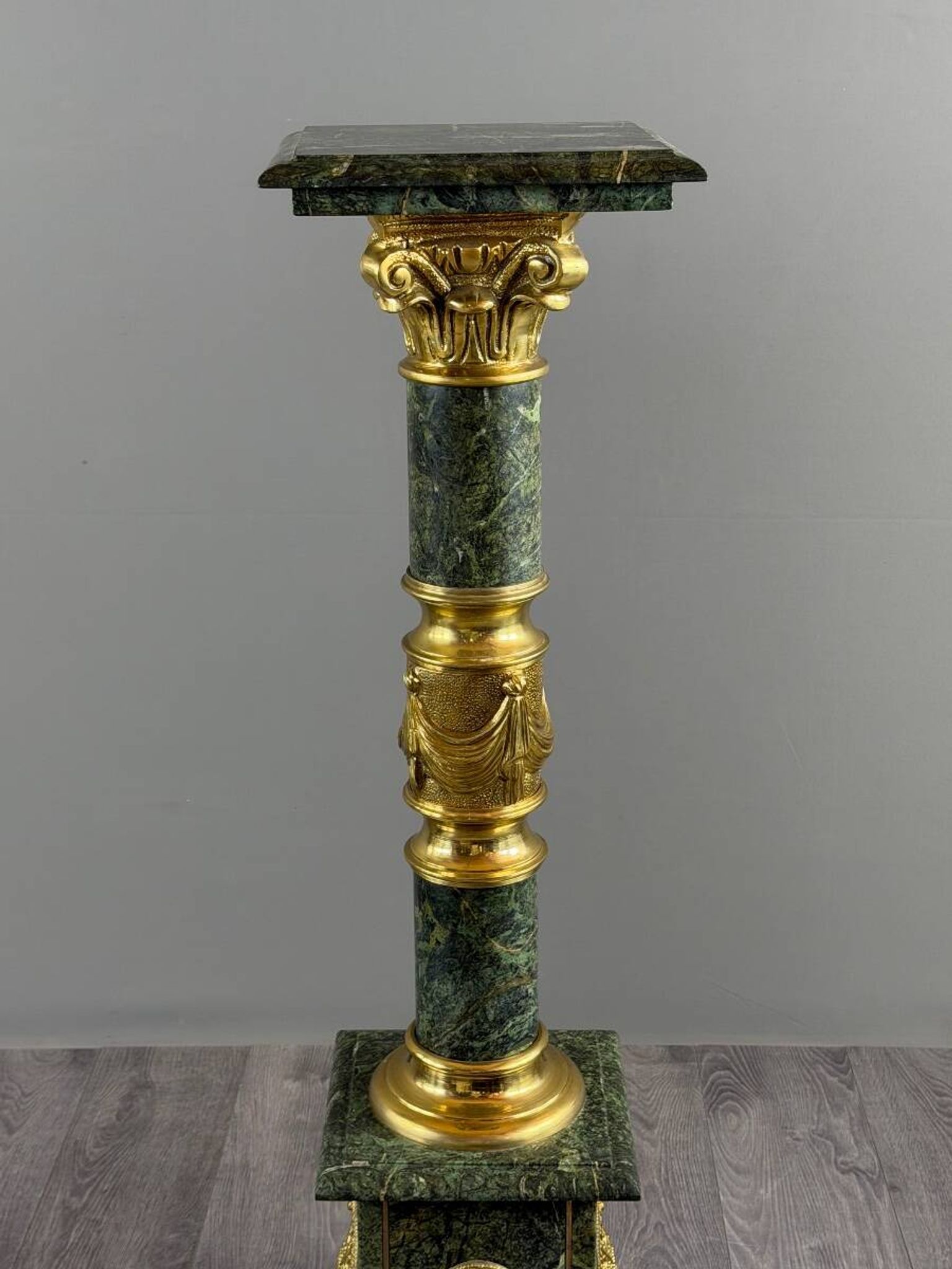 Pair of green marble columns, gilded bronze and gilded brass, 20th Century