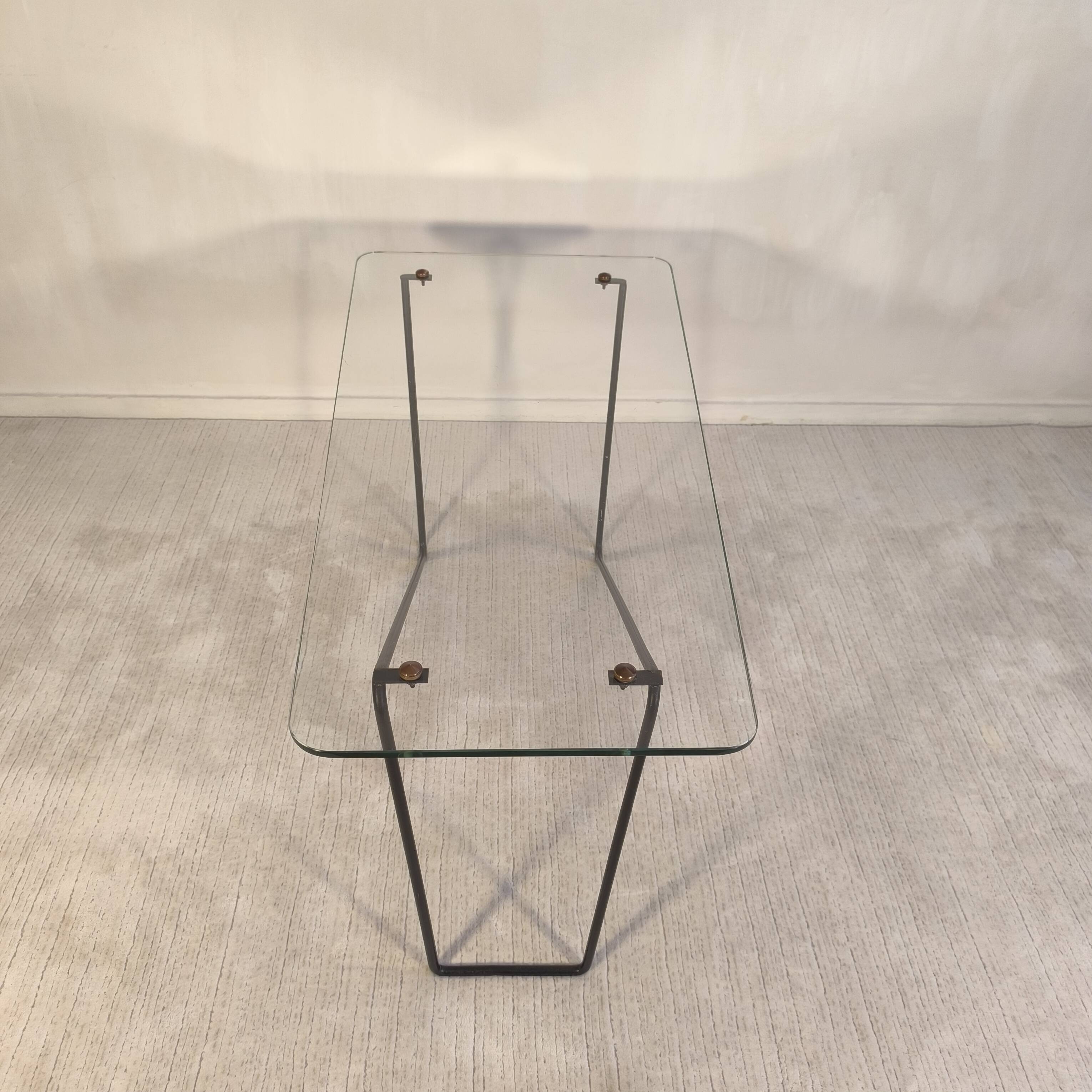 Superb asymmetrical coffee table AIRBORNE 1950s glass and lacquered metal.