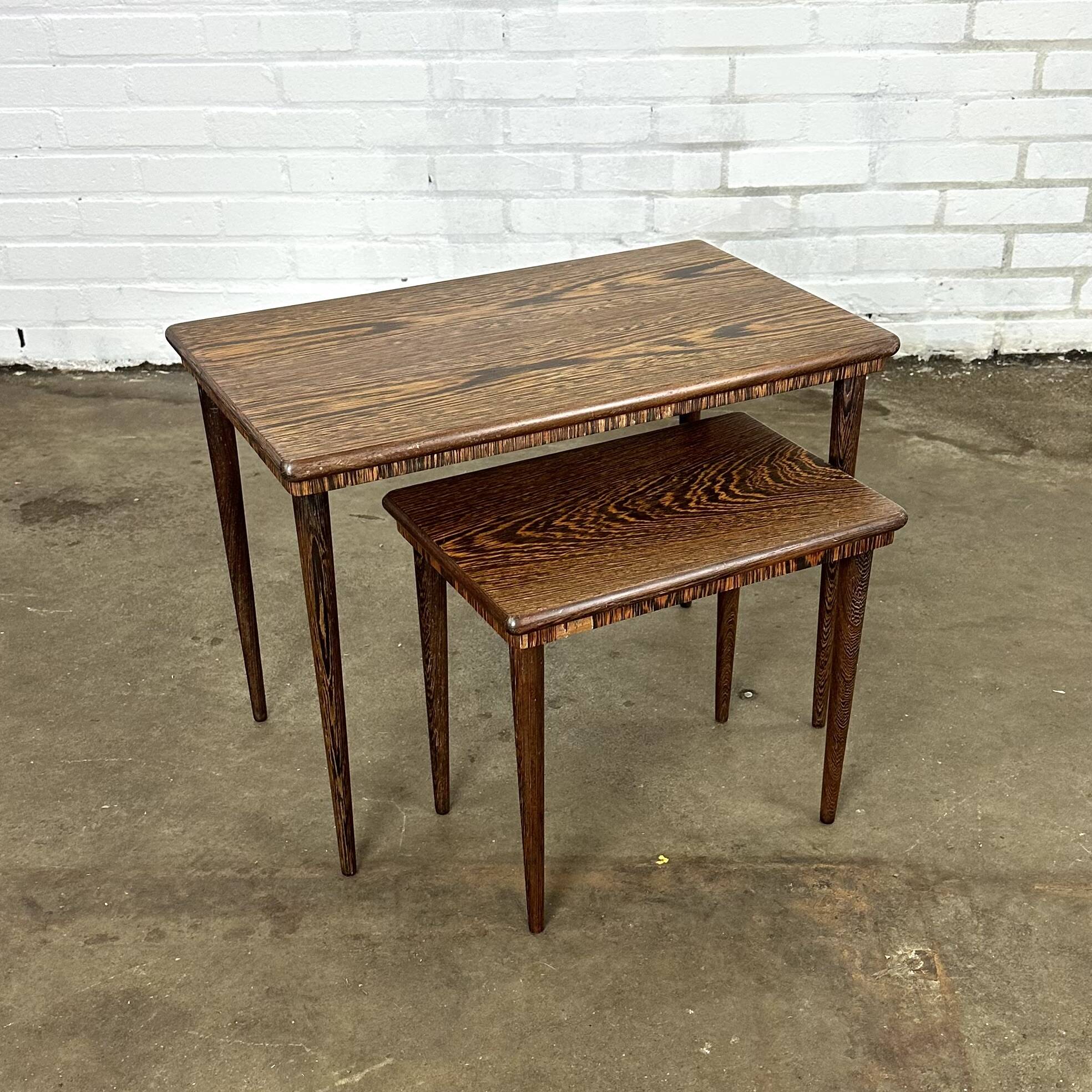 Suite de deux tables d'appoint en palissandre