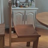 Extendable table and 4 leather chairs