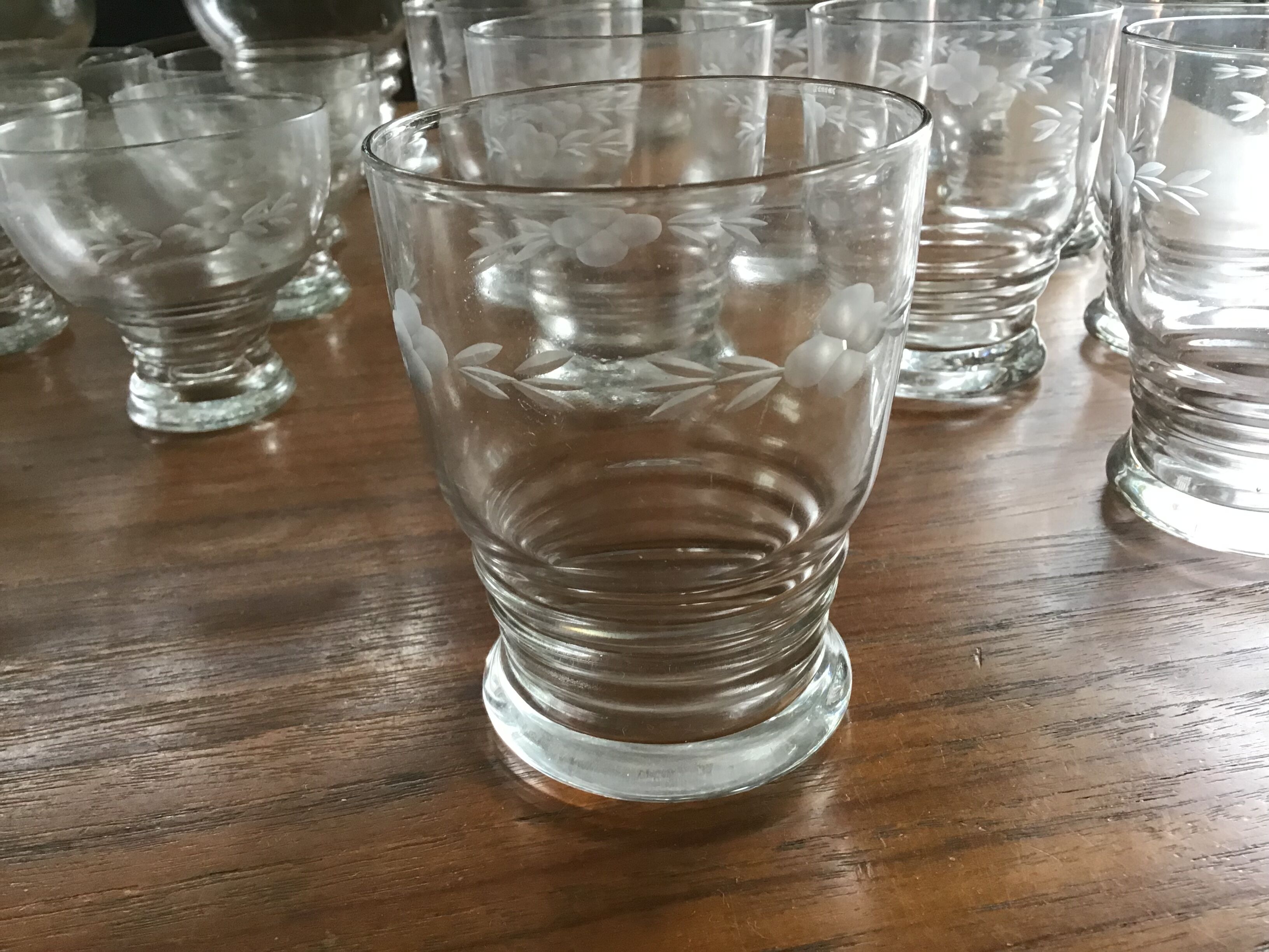 Service de verres avec carafes, pichet et dessous de  bouteille