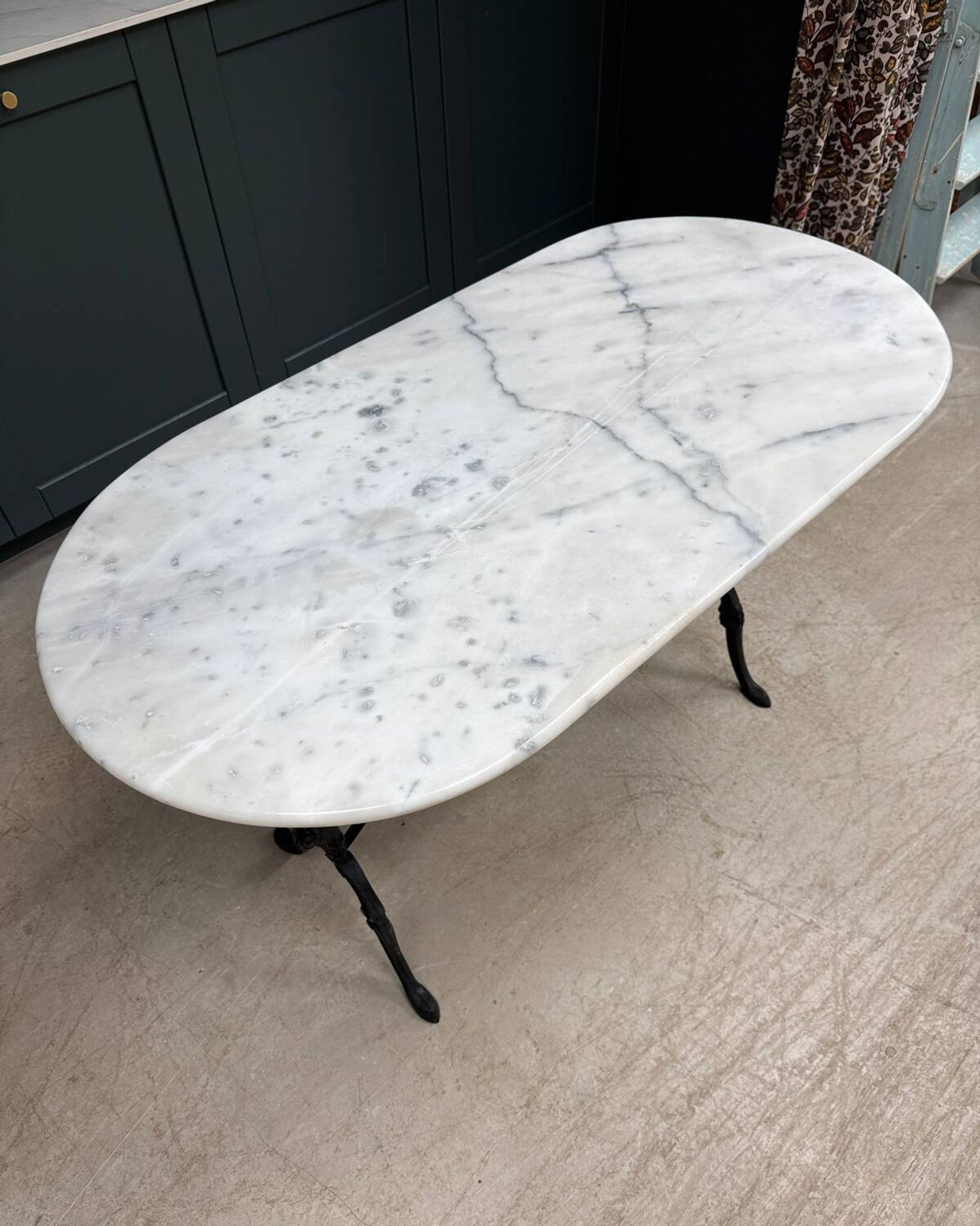 Bistro table in cast iron and marble