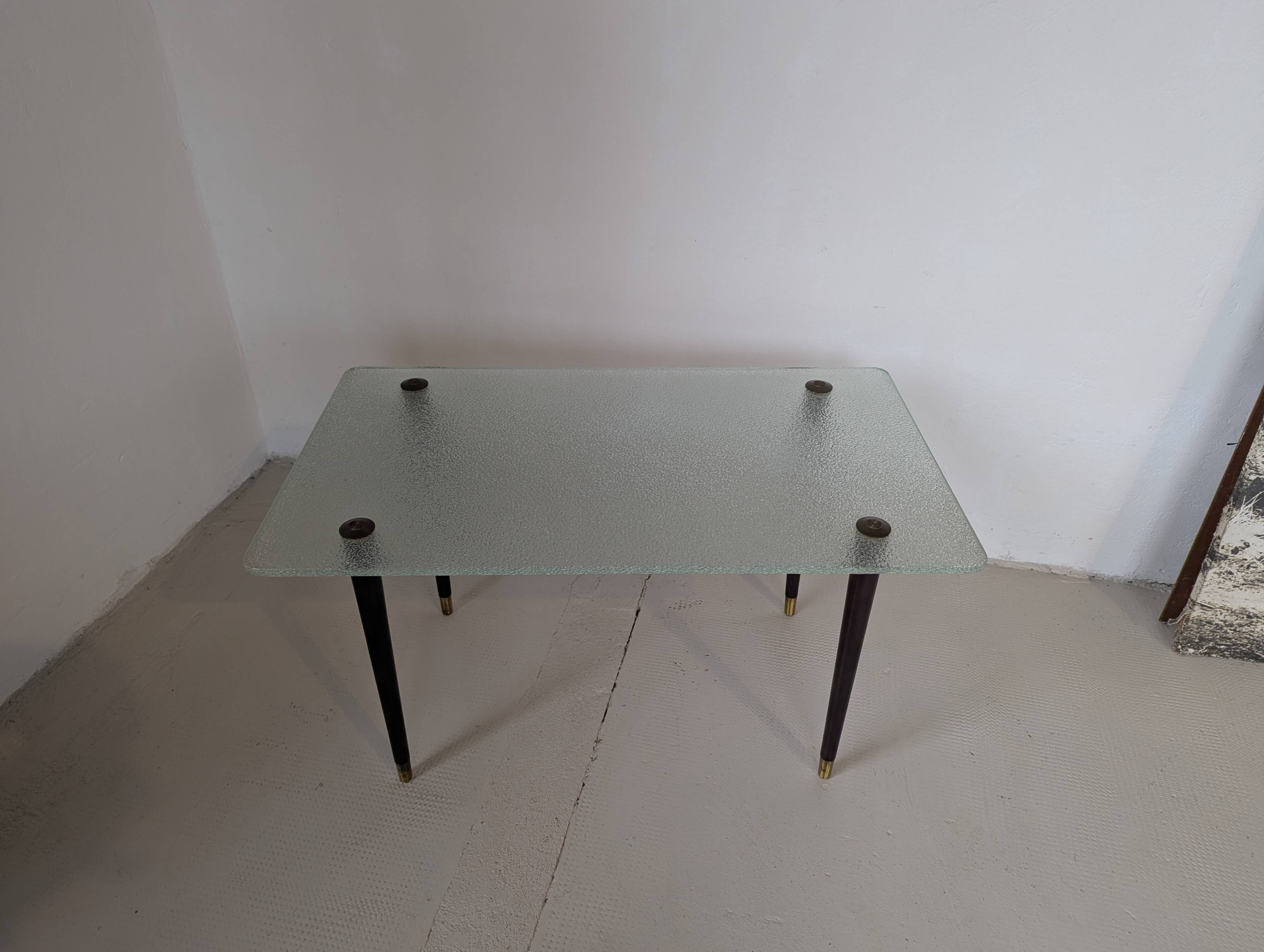Table basse vintage en bois, verre et laiton